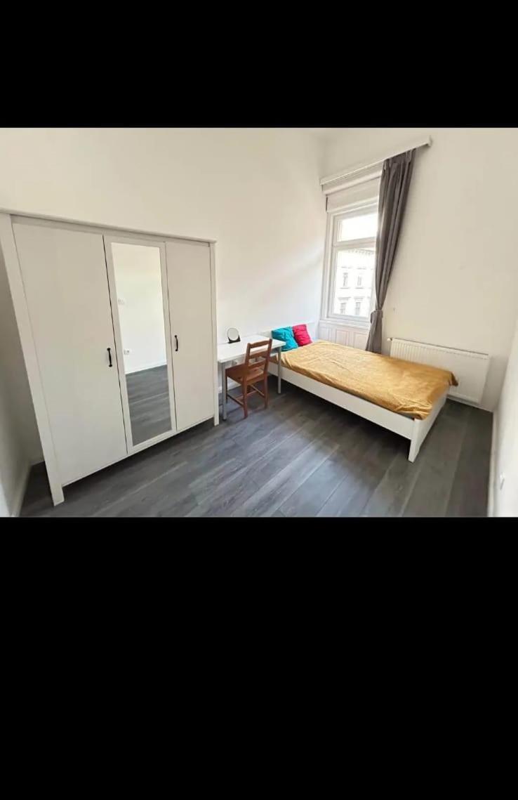 Stylish Riverside Hostal *