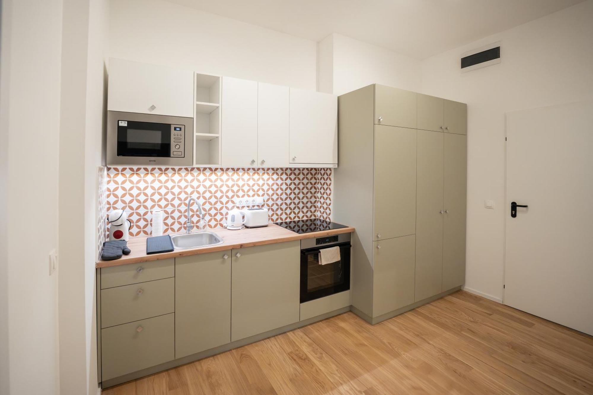Apartamento I Got 5 On It #2 - Brand New By Pink Flamingo