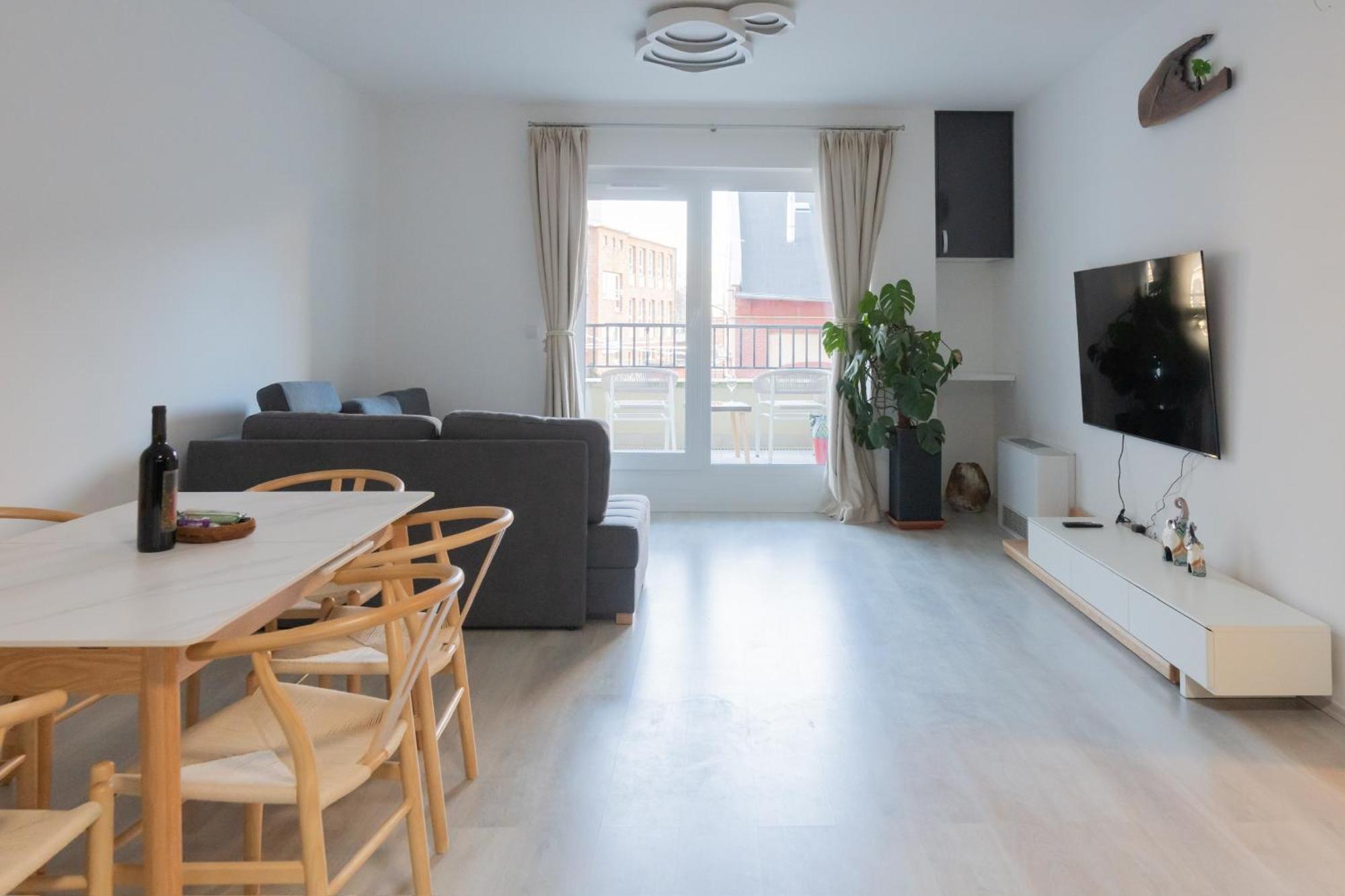 Downtown 2 Bedrooms Nearby Duna River Balcony-garage 10 Euro Per Day Apartament