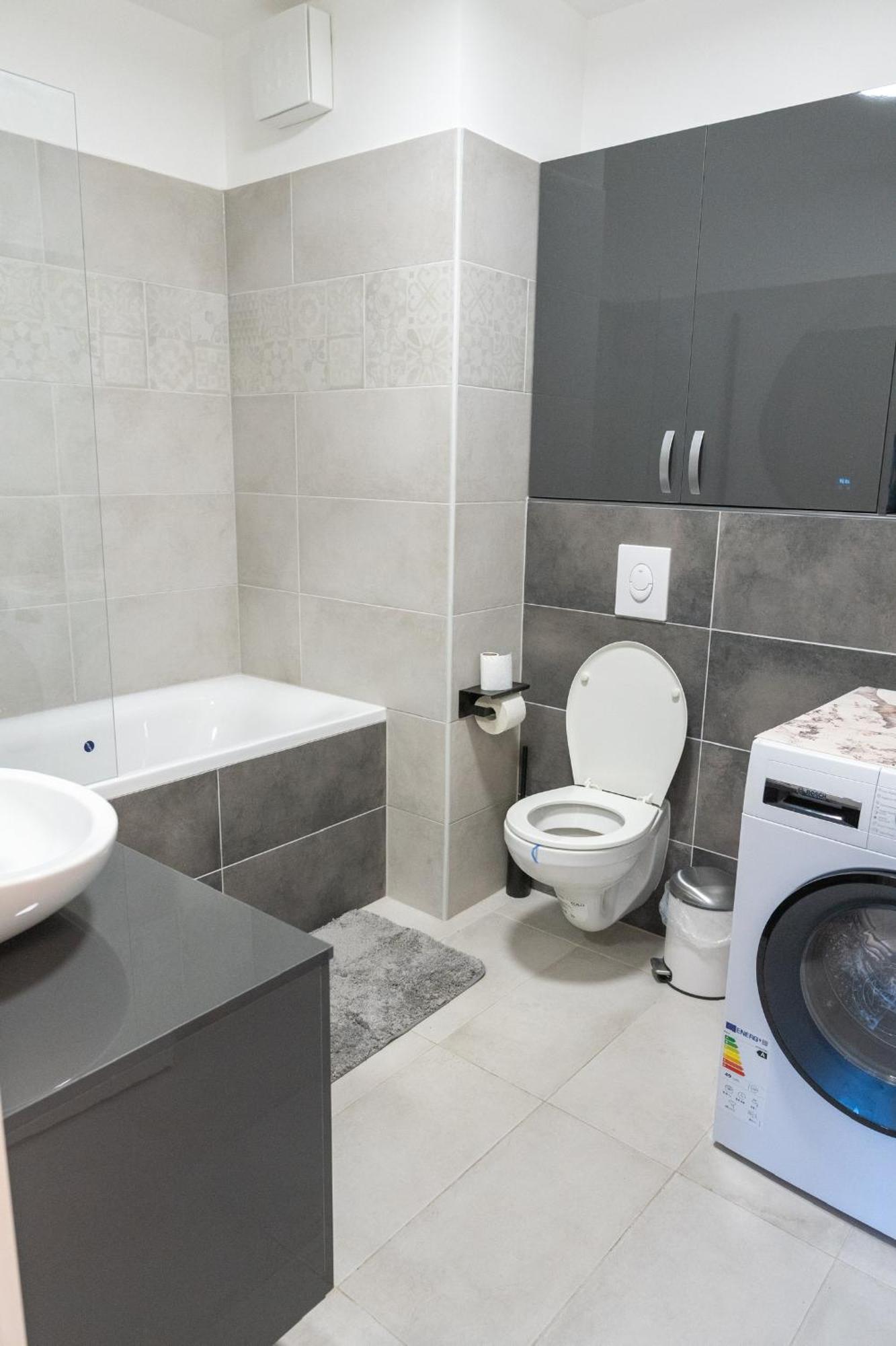 Apartament Downtown 2 Bedrooms Nearby Duna River Balcony-garage 10 Euro Per Day Budapeszt