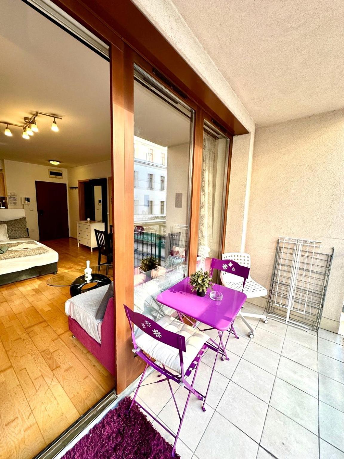 Center With Balcony Apartment *