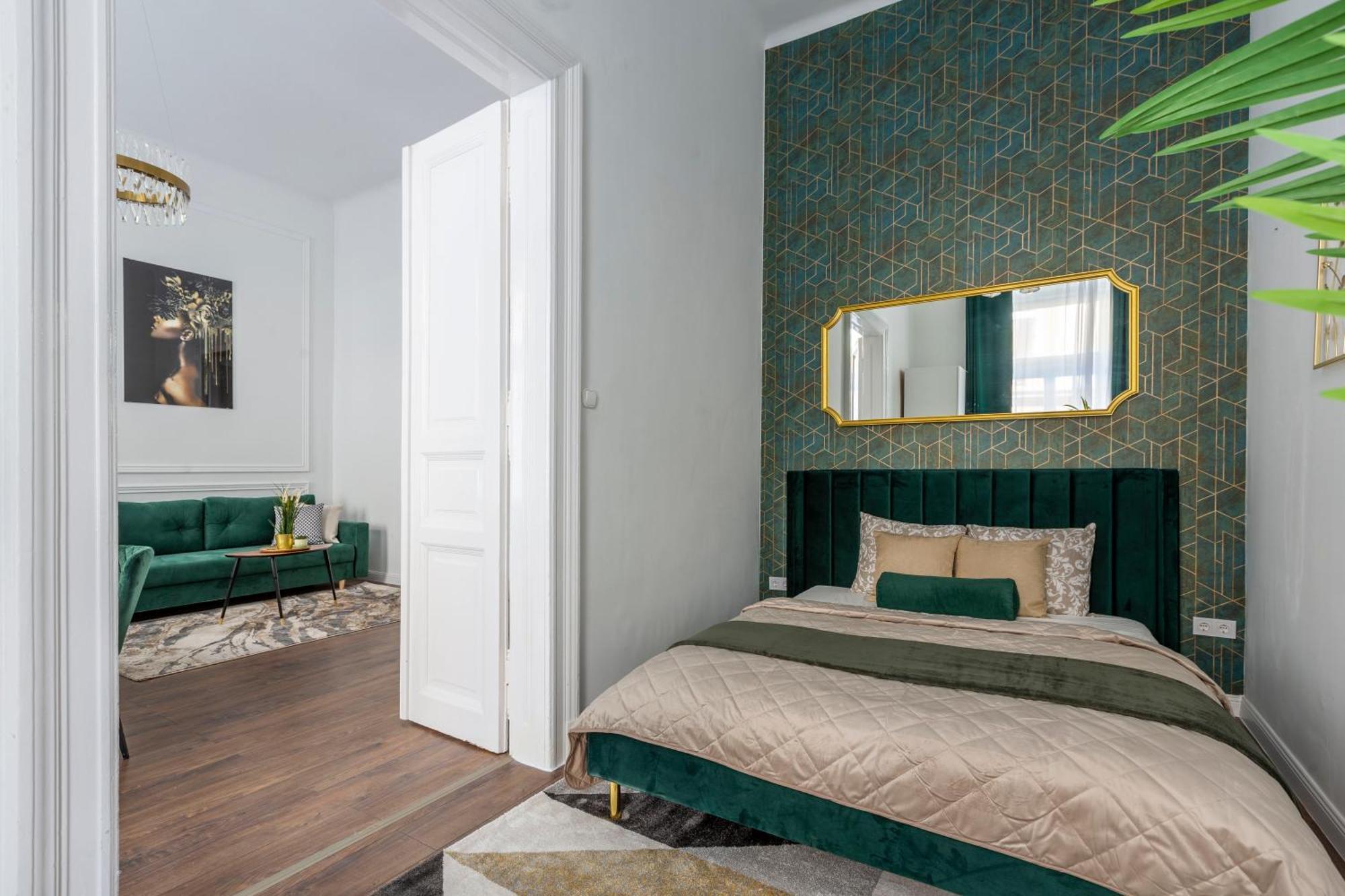 Luxurious Prestige Next To The New York Cafe Apartment Budapest