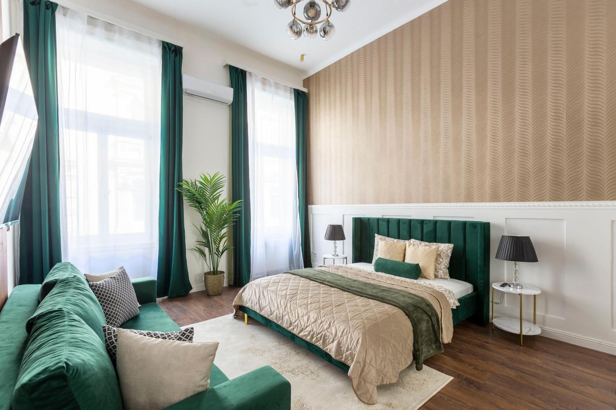 Luxurious Prestige Next To The New York Cafe Budapest