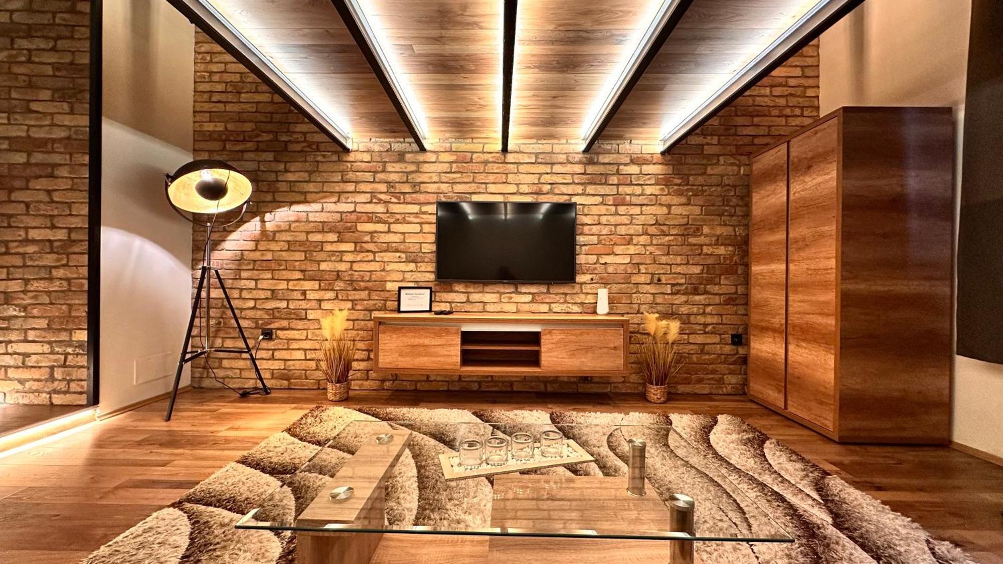 Appartement Home, Far Away From 2