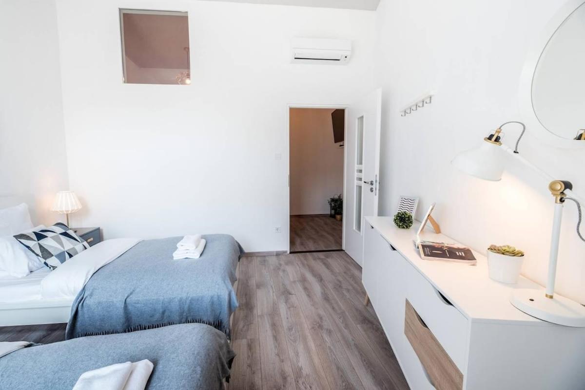 Extra Brand New Large With Air Con Budapest