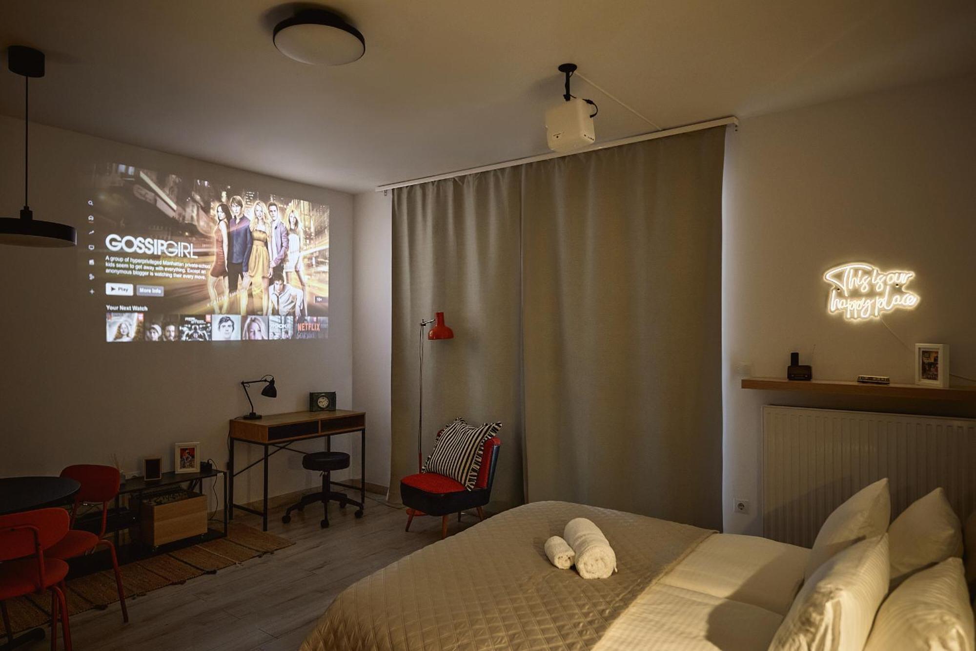 Zene Vinyl Records & Projector Apartman