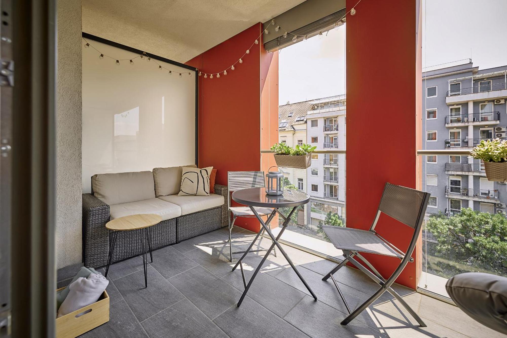 Zene Vinyl Records & Projector Apartman