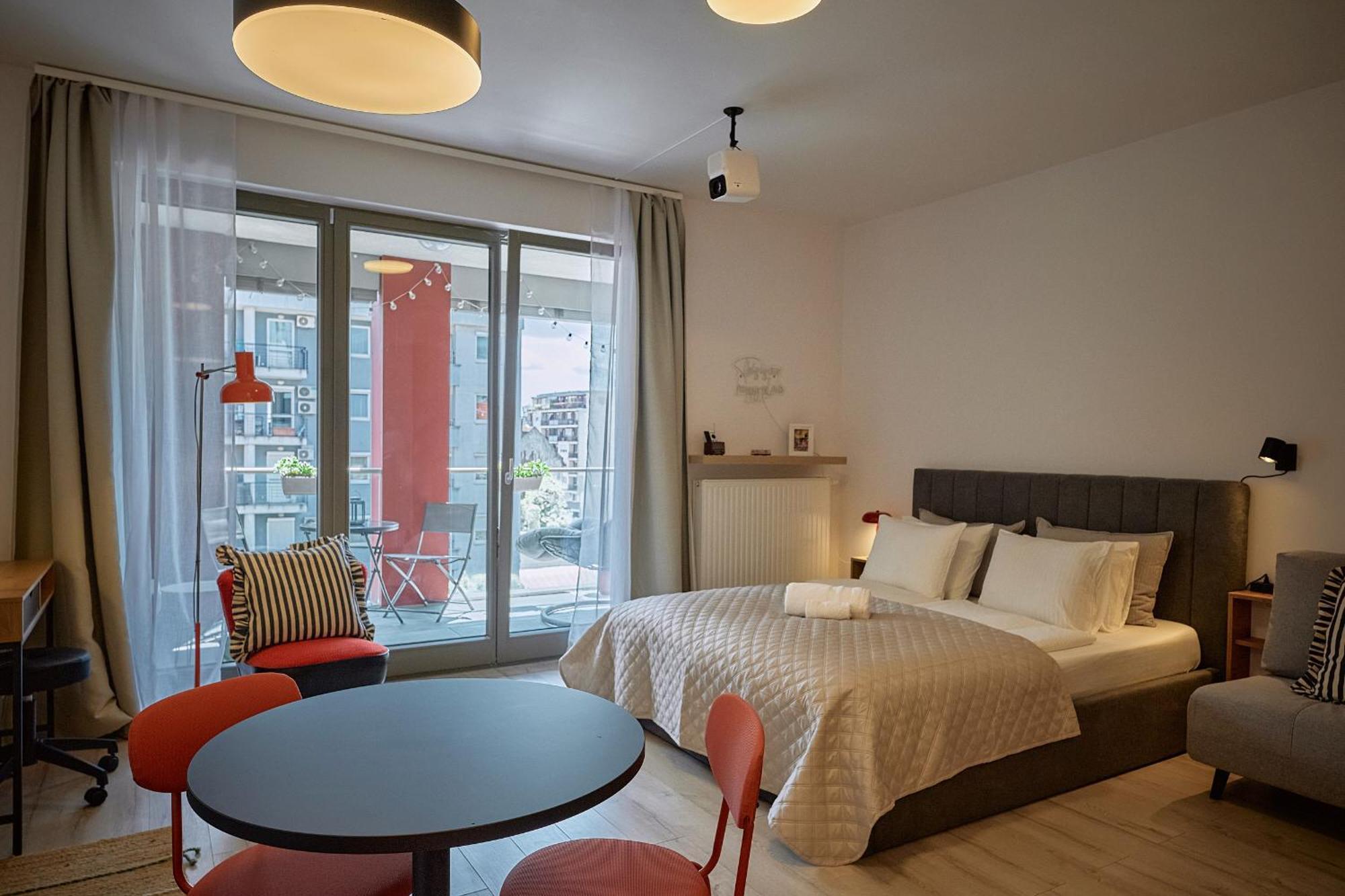Zene Vinyl Records & Projector Apartman *