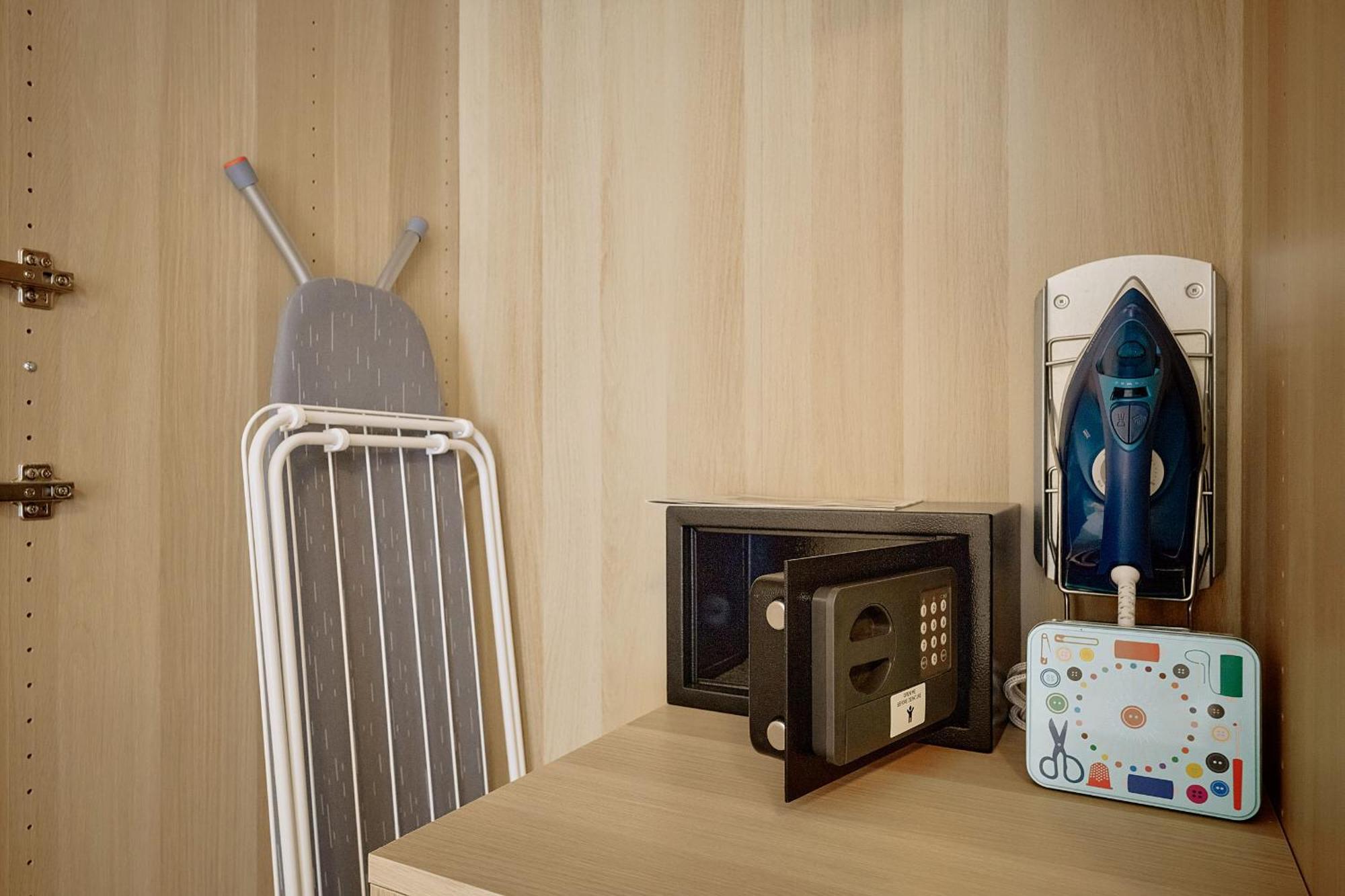 Zene Vinyl Records & Projector Apartman Budapest