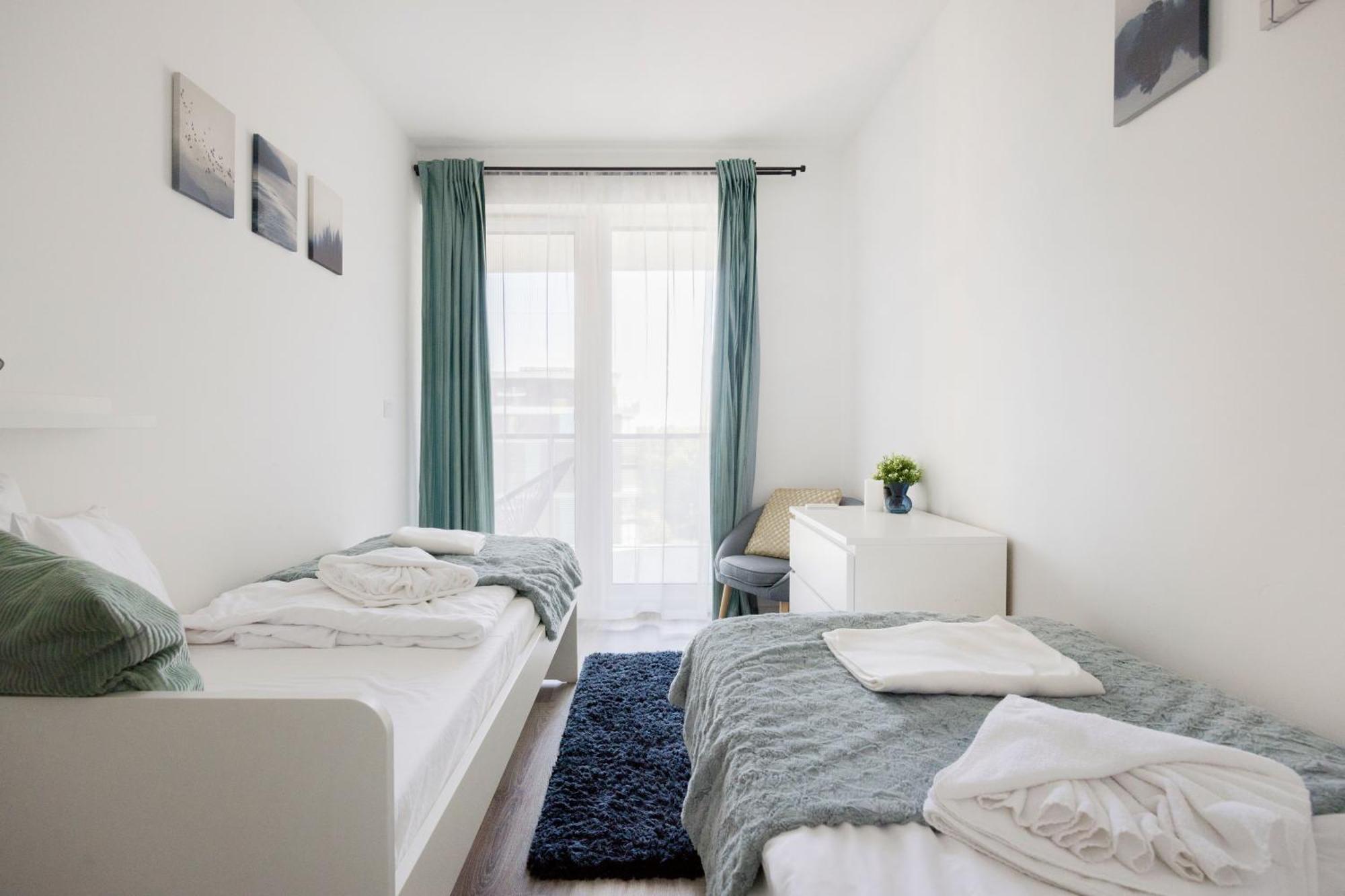 Modern Riverfront With Free Parking Apartmán