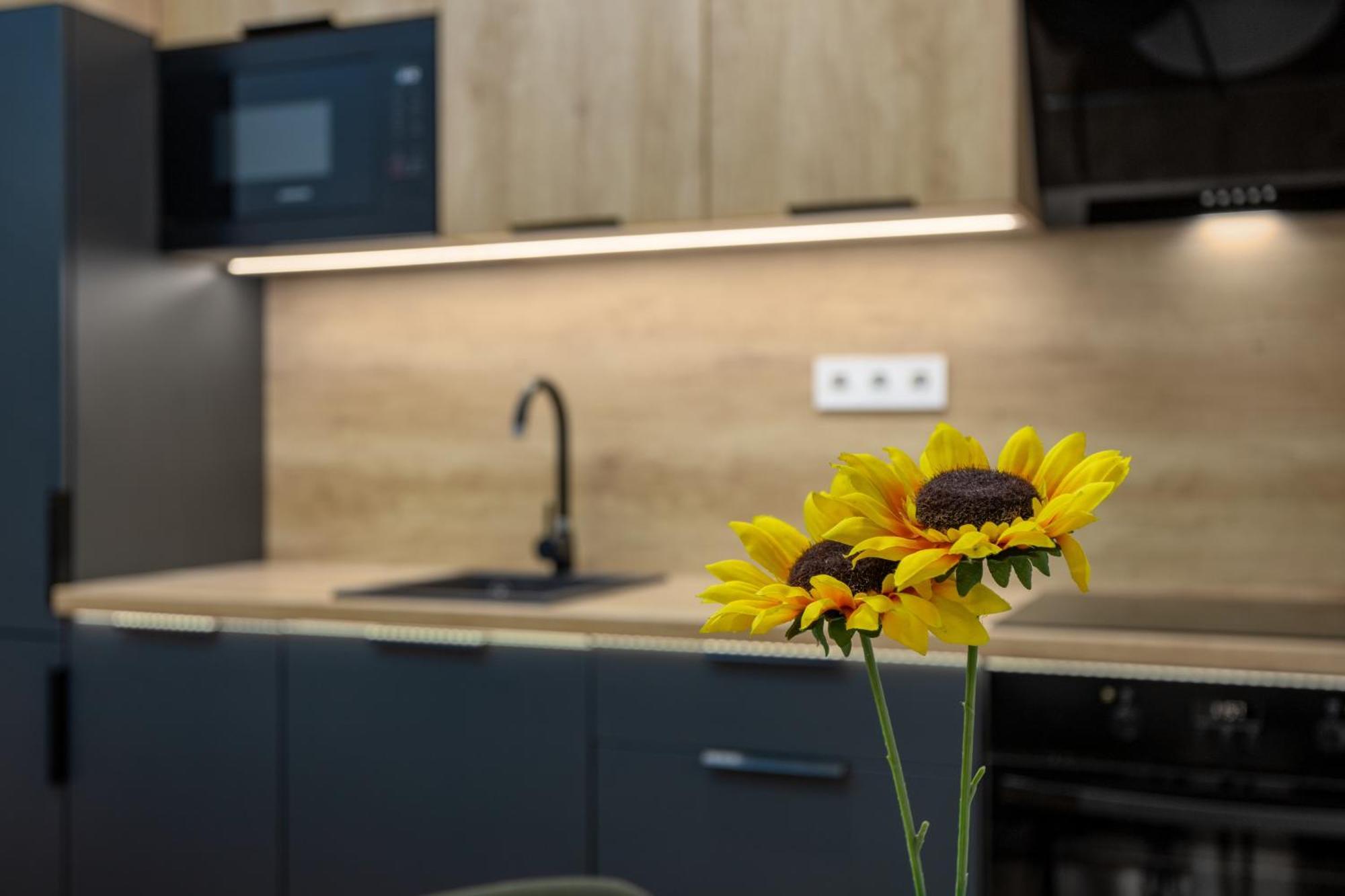 Waterfront Azure Loft With Free Parking Apartmán