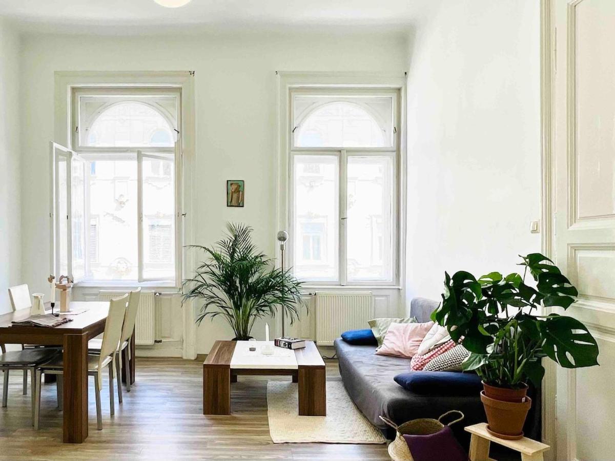 Your Charming And Spacious Historical Lejlighed
