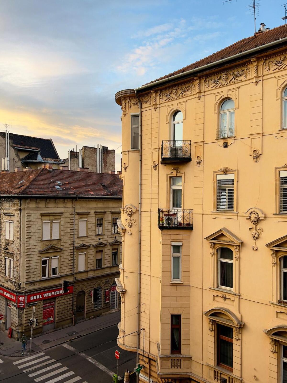 Your Charming And Spacious Historical Lejlighed Budapest