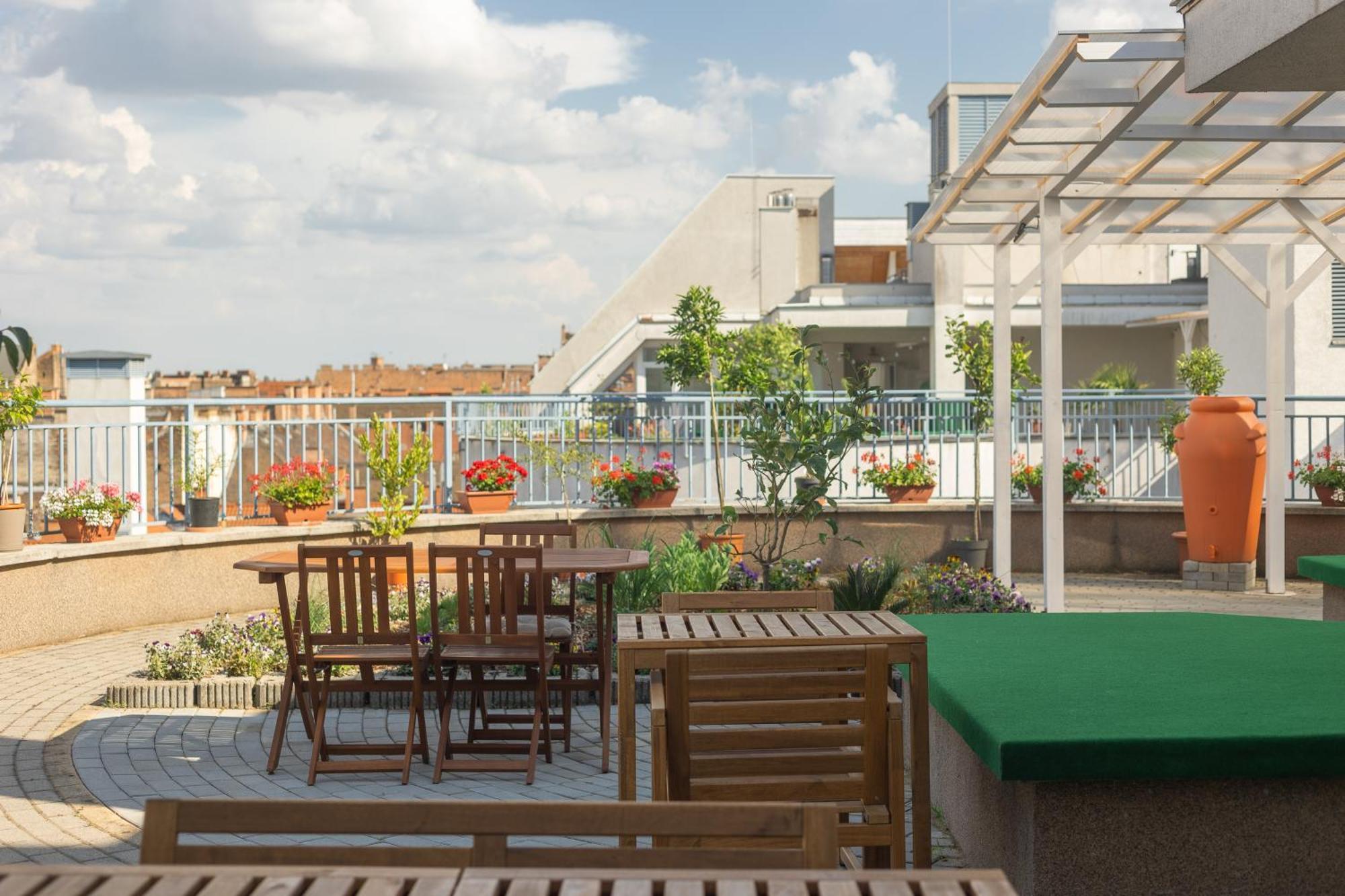 Rooftop With Deep Garage 3*