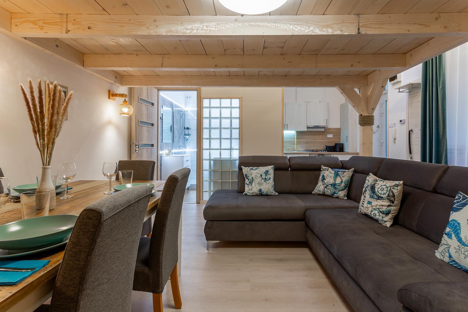 Goldcentral Danube-private Terrace-convenient Location *