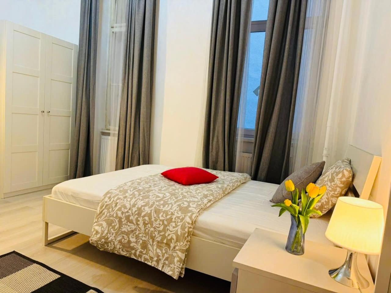 Modern 3br In Centre, 3 Min From Oktogon Apartment Budapest