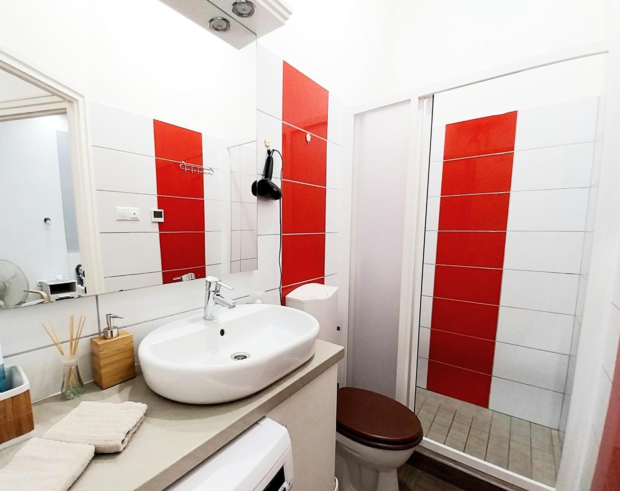 King Bed & Cozy Lighting, Free Wifi In Apartamento Budapest