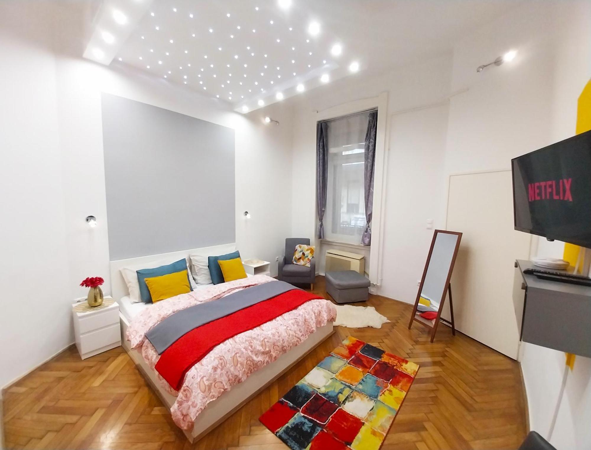 King Bed & Cozy Lighting, Free Wifi In Budapest