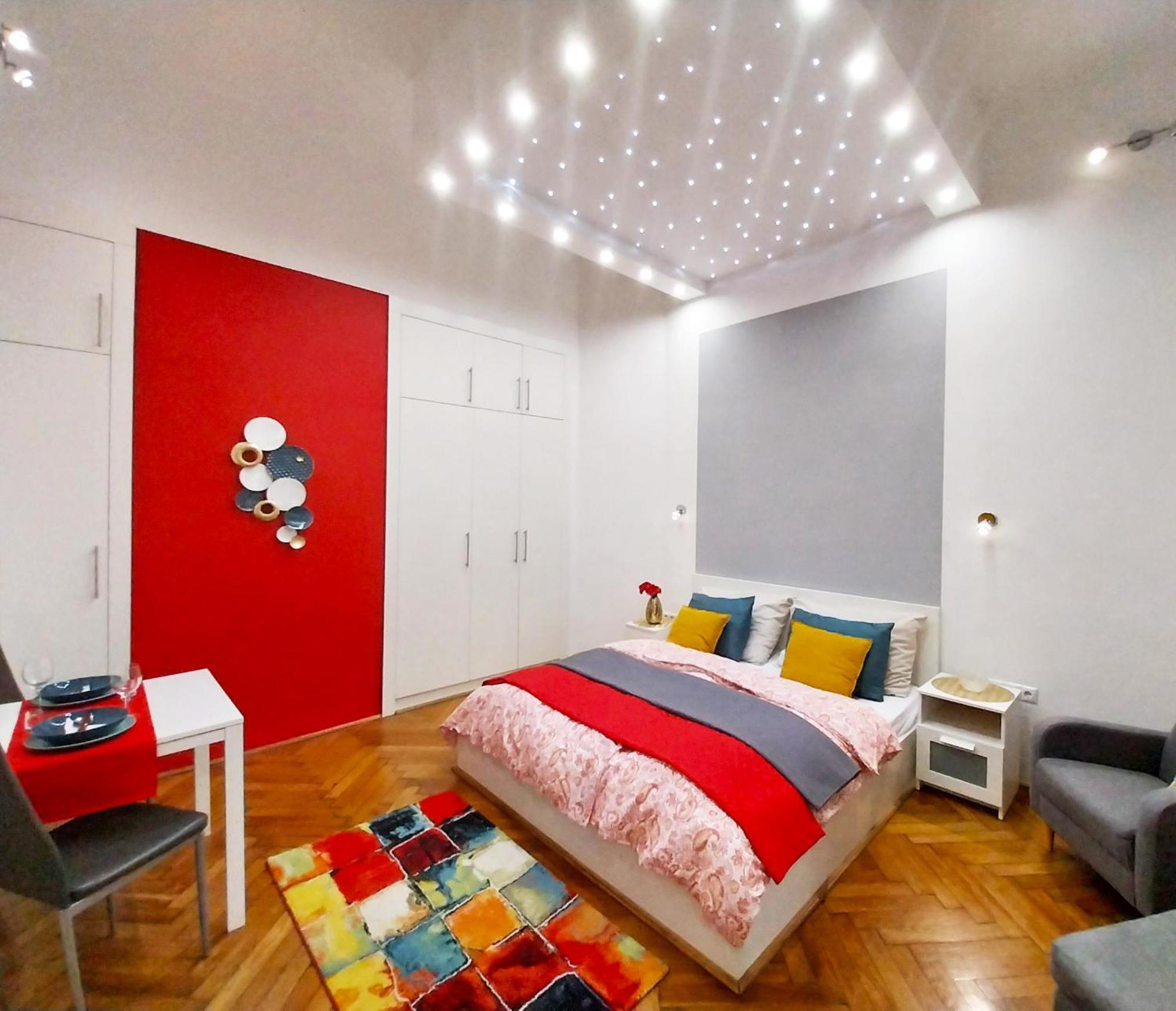 King Bed & Cozy Lighting, Free Wifi In Budapest