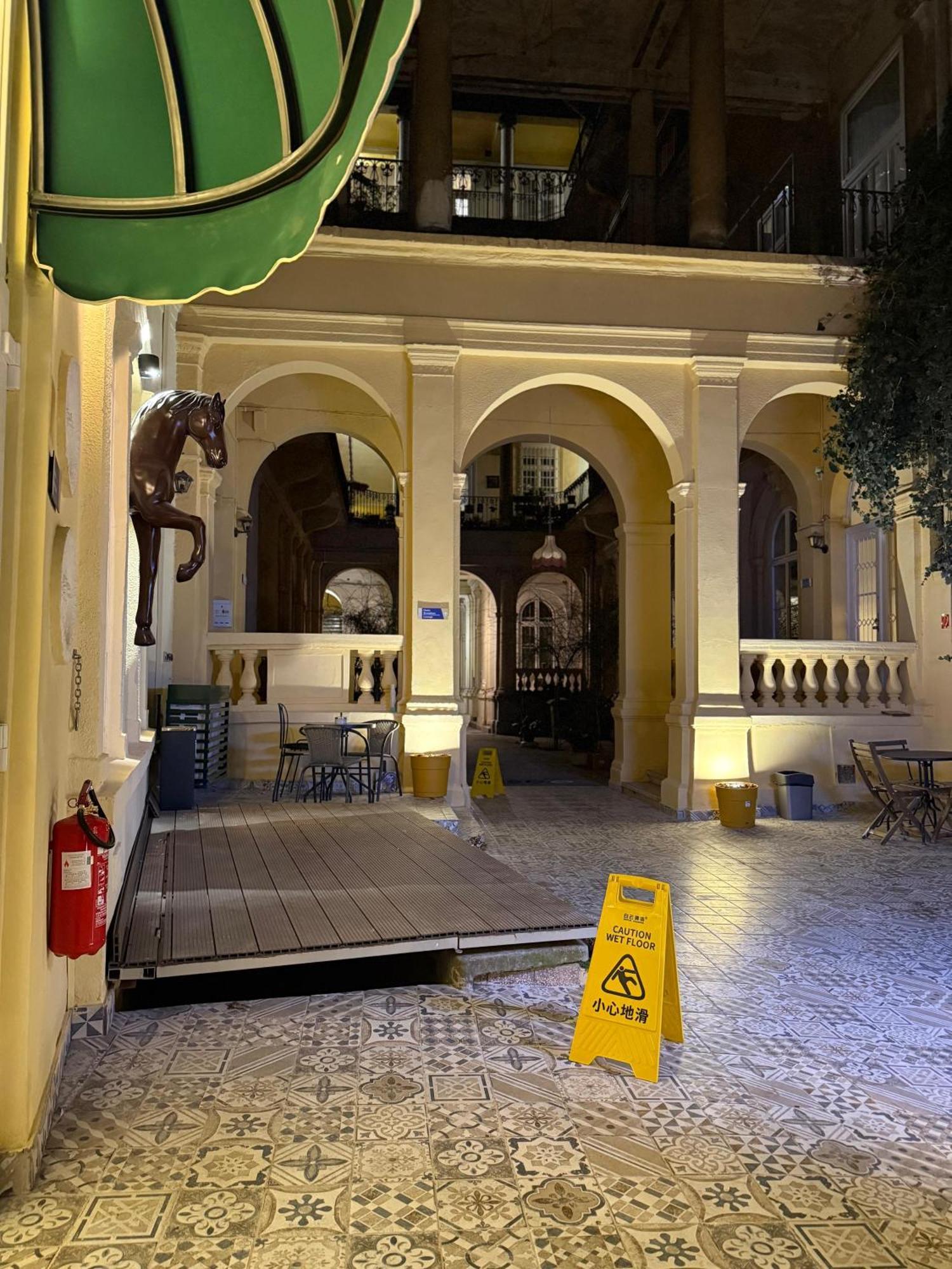 Oasis Inn Budapest