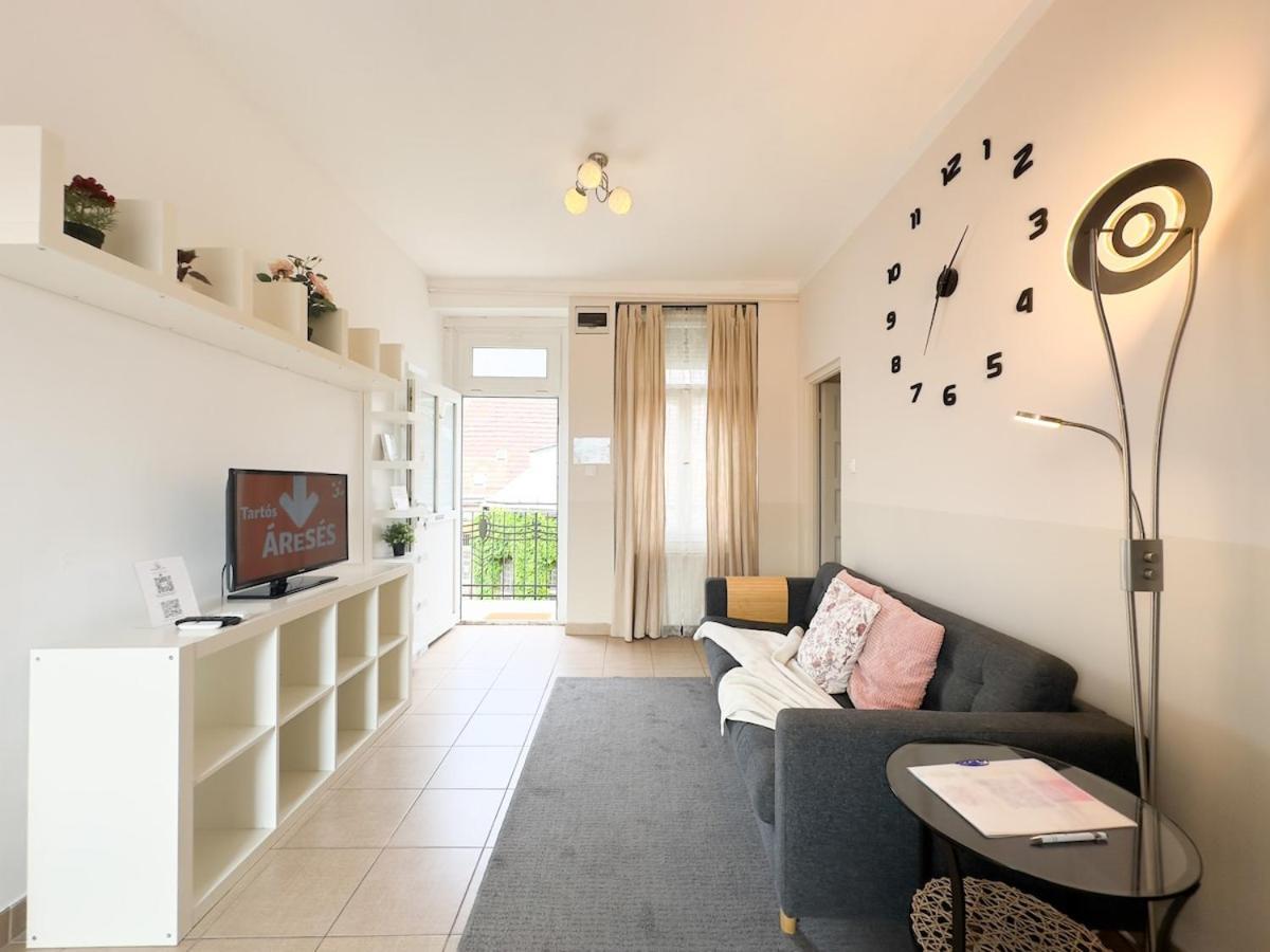 Cozy 1br With Skyline View - Purple Skyline Apartmán Budapest