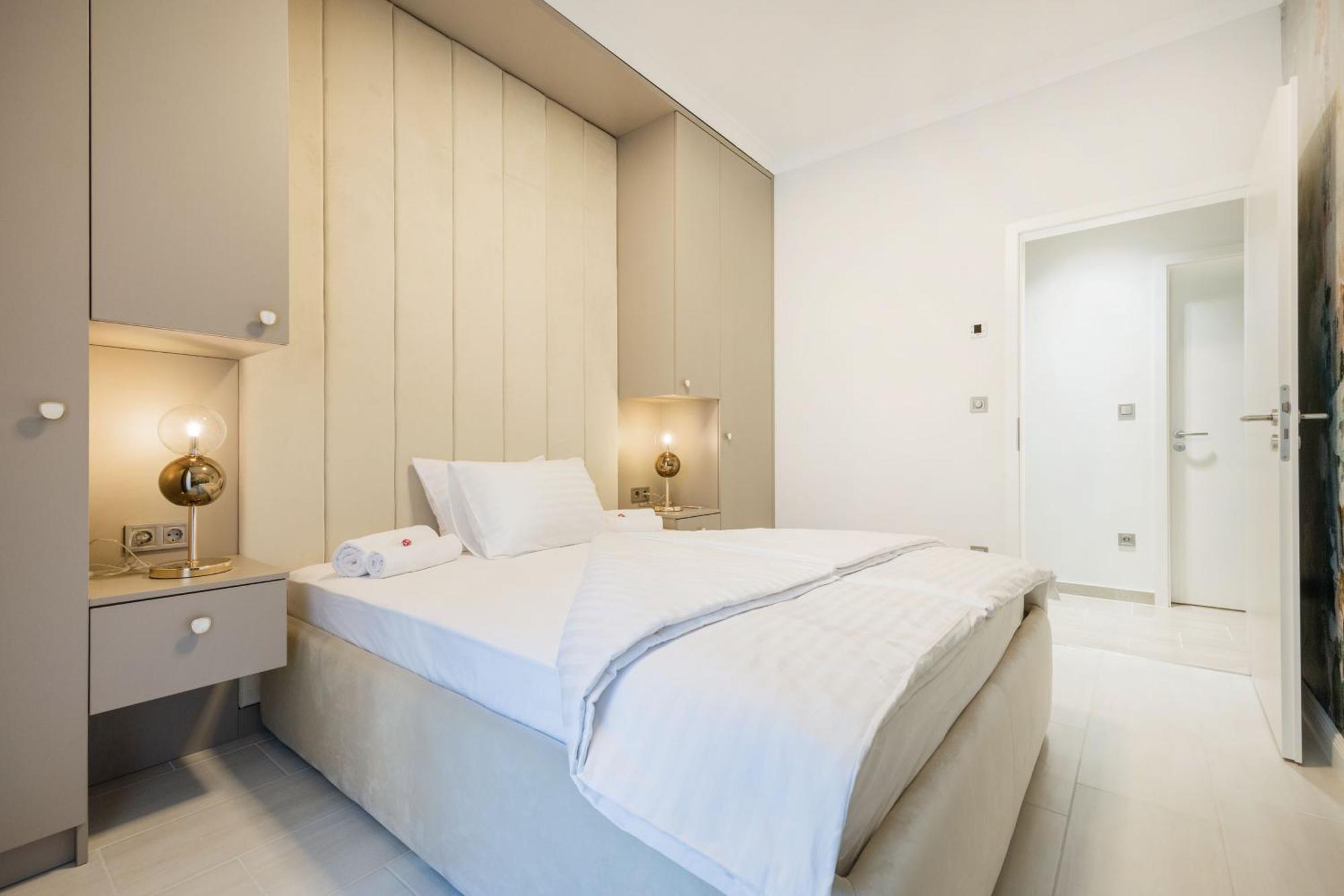 Stylish Ground-floor Comfort W Terrace & Parking