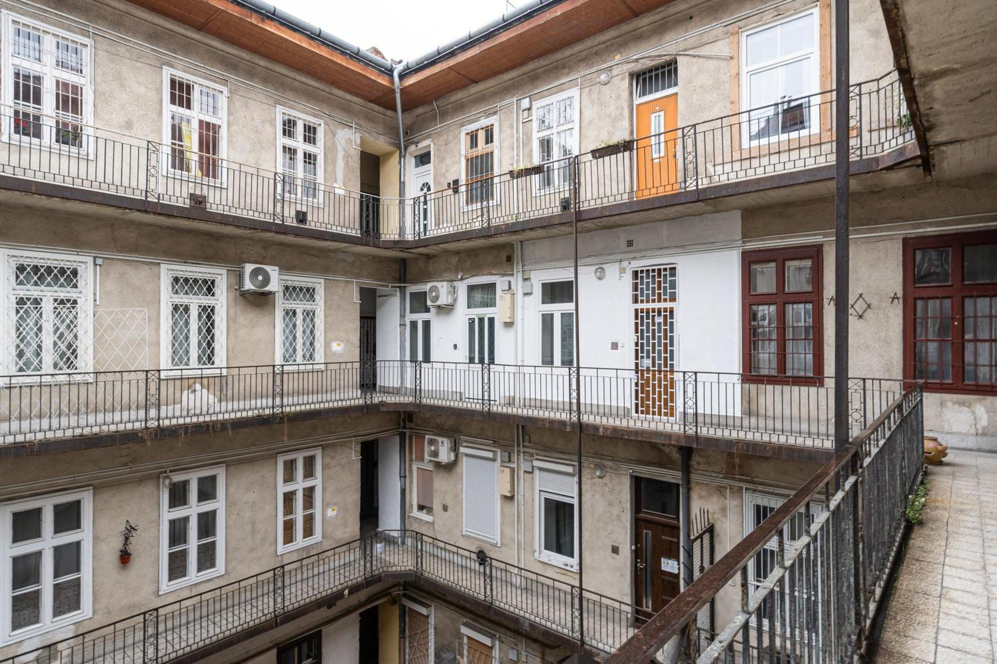 R7 Budapest