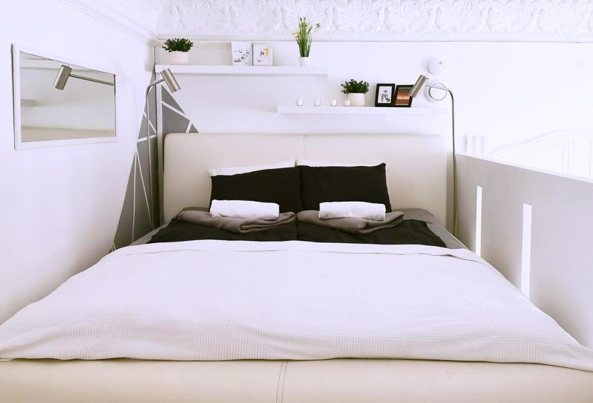 Central, New Cosy, Quiet Apartment