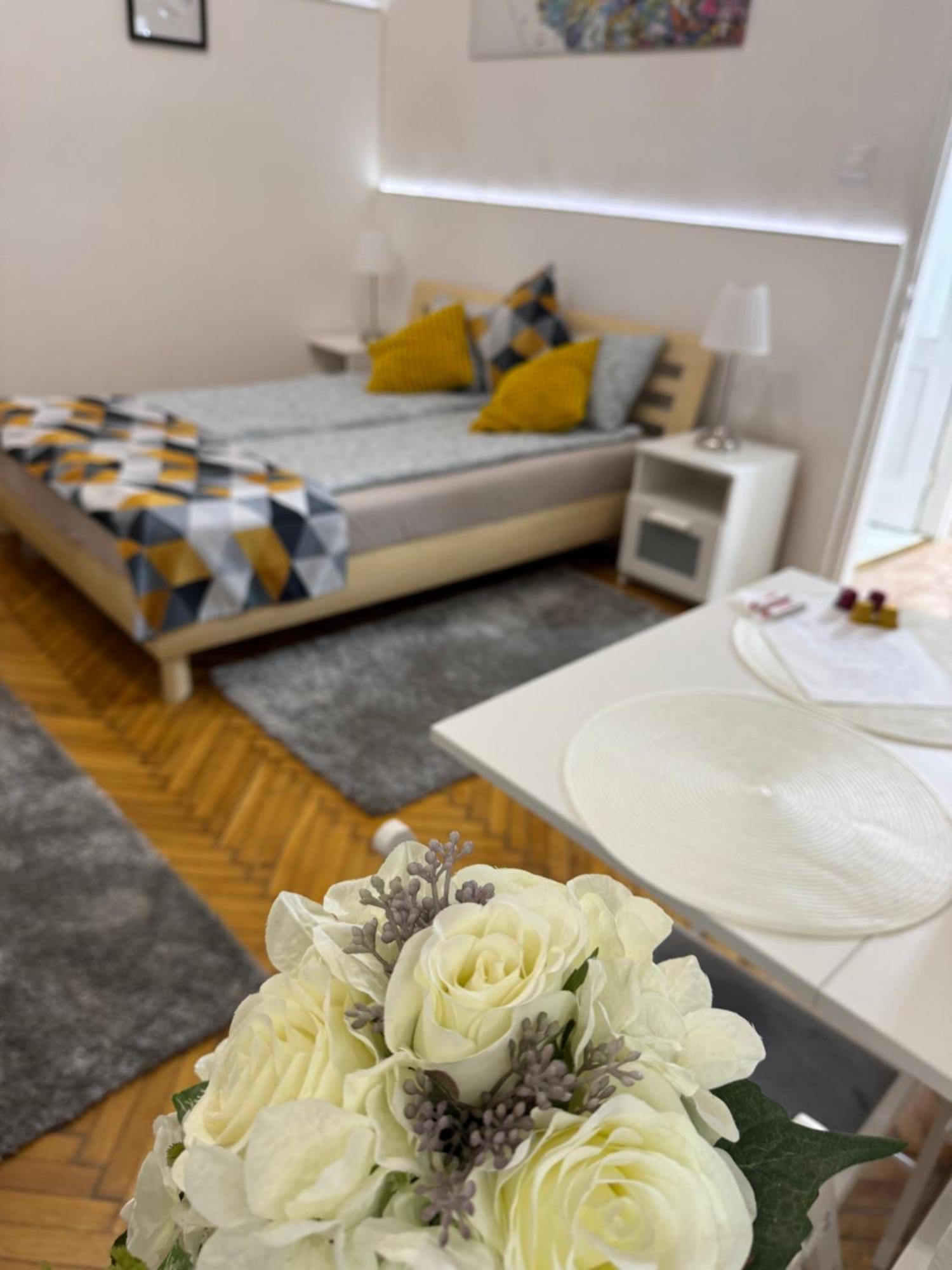 Small Cosy Near The Famous Westend Center Apartment