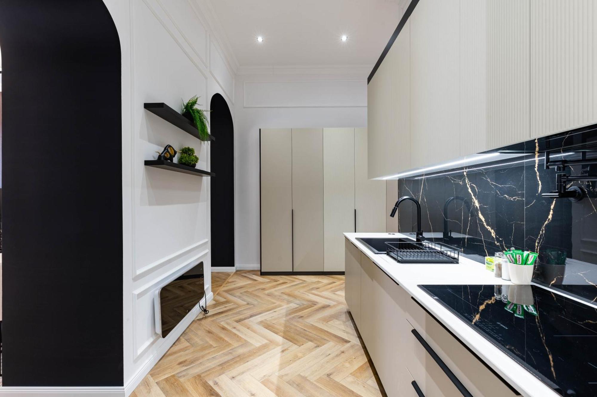 Luxurious & High-end Living Steps From Historic Landmarks Apartman