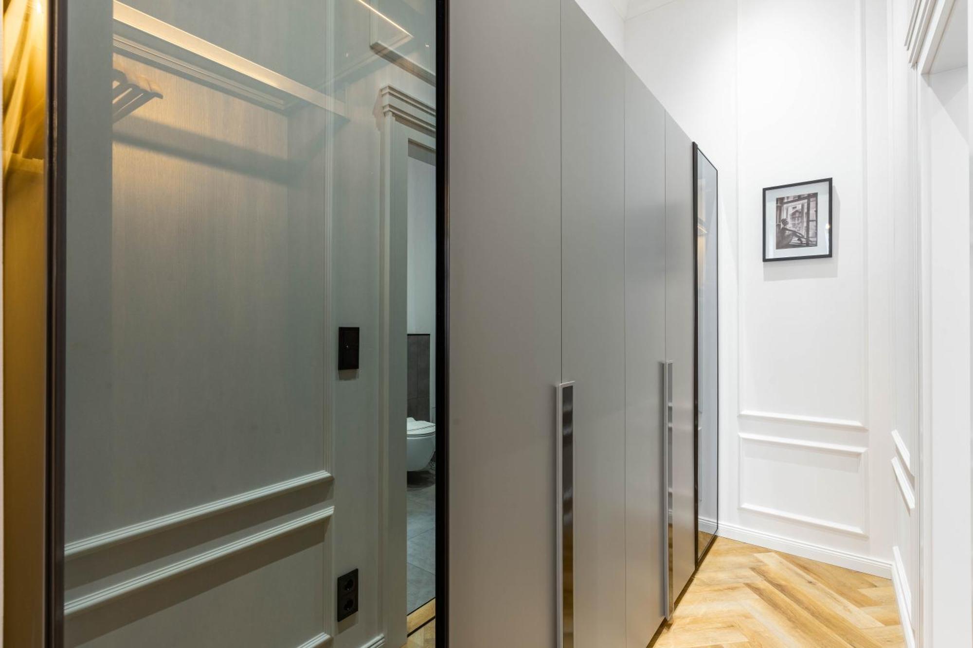Luxurious & High-end Living Steps From Historic Landmarks Apartman
