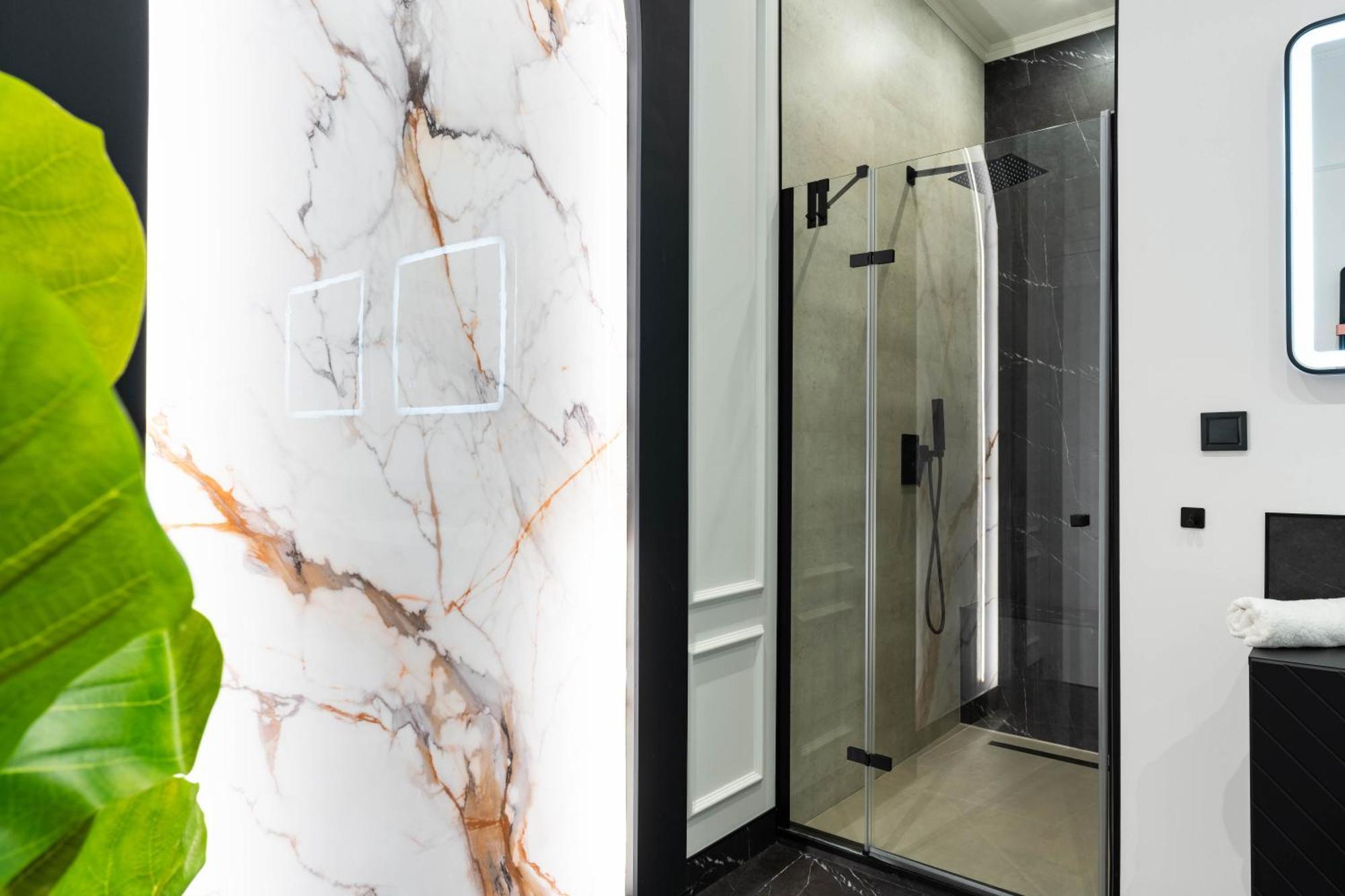 Luxurious & High-end Living Steps From Historic Landmarks Apartman