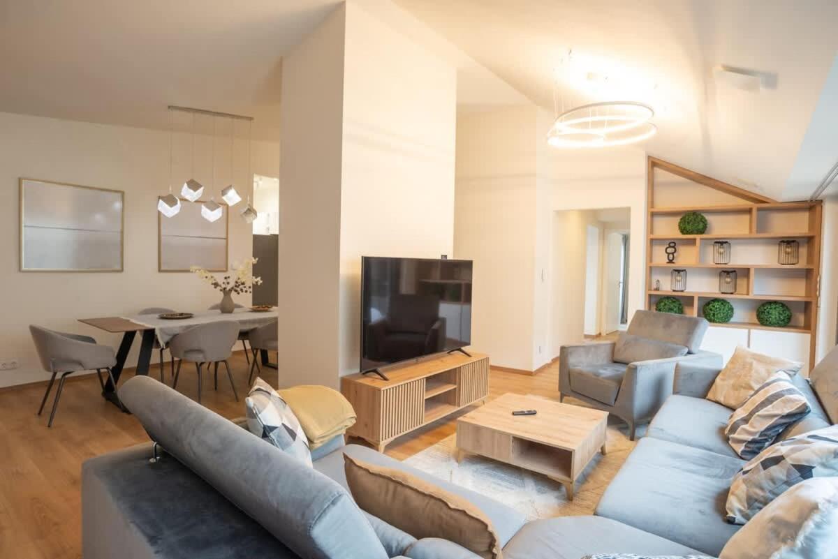 Luxury Retreat With Hot Tub In Prime Location Budapest