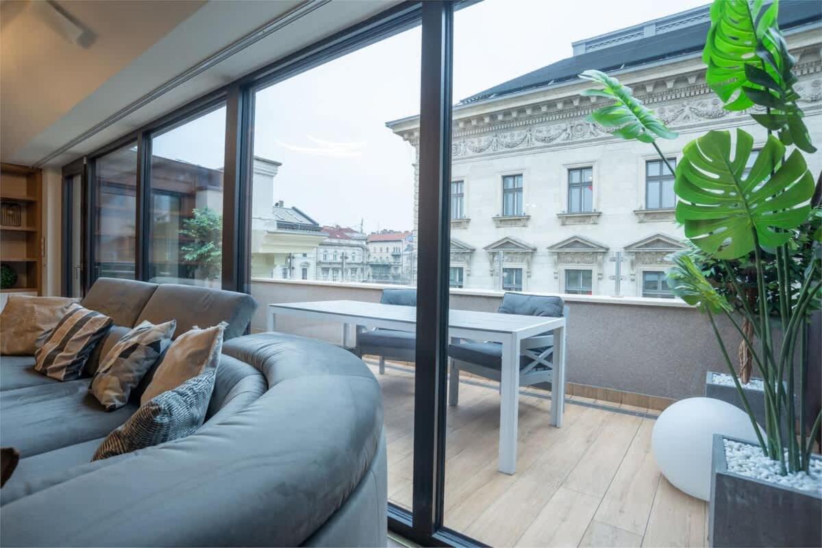 Luxury Retreat With Hot Tub In Prime Location *
