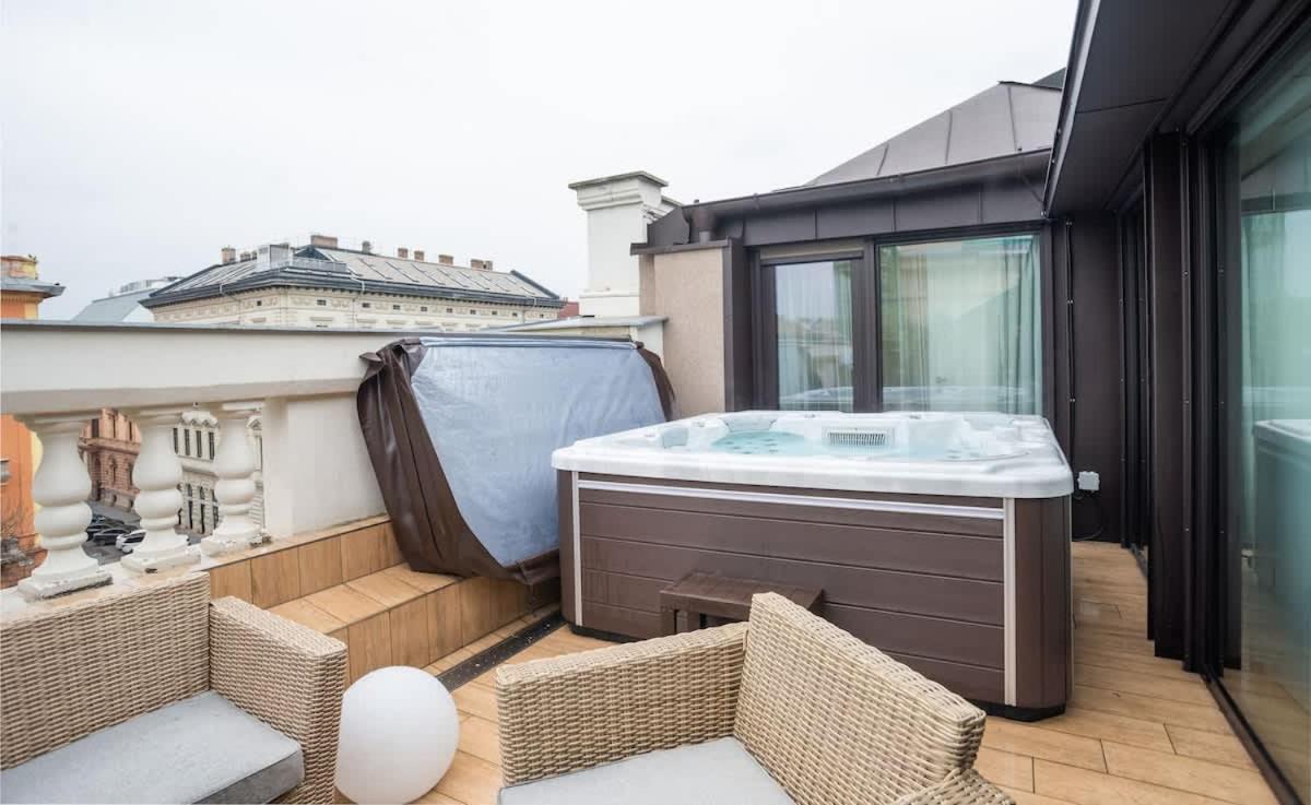 Luxury Retreat With Hot Tub In Prime Location Budapest