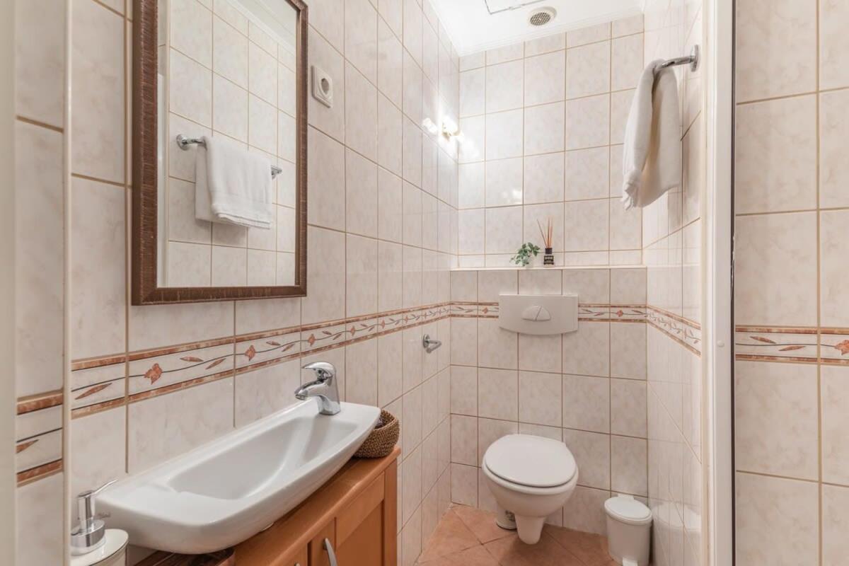 Spacious Elegant At The River * Budapest