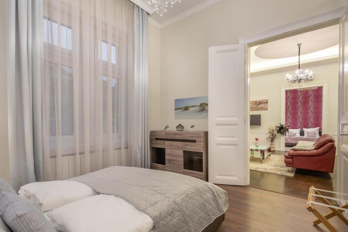 Spacious Elegant At The River *