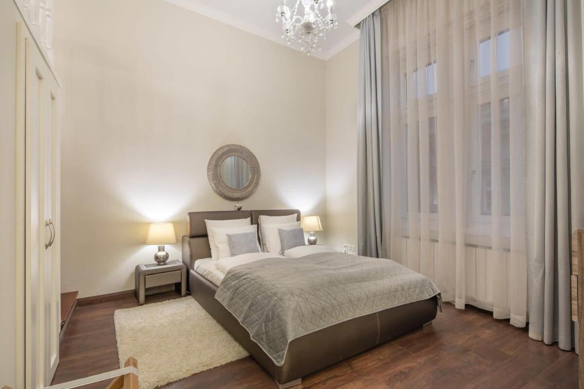 Spacious Elegant At The River Budapest