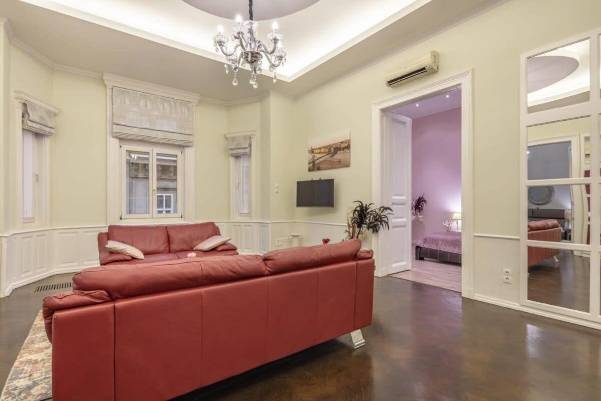 Spacious Elegant At The River *