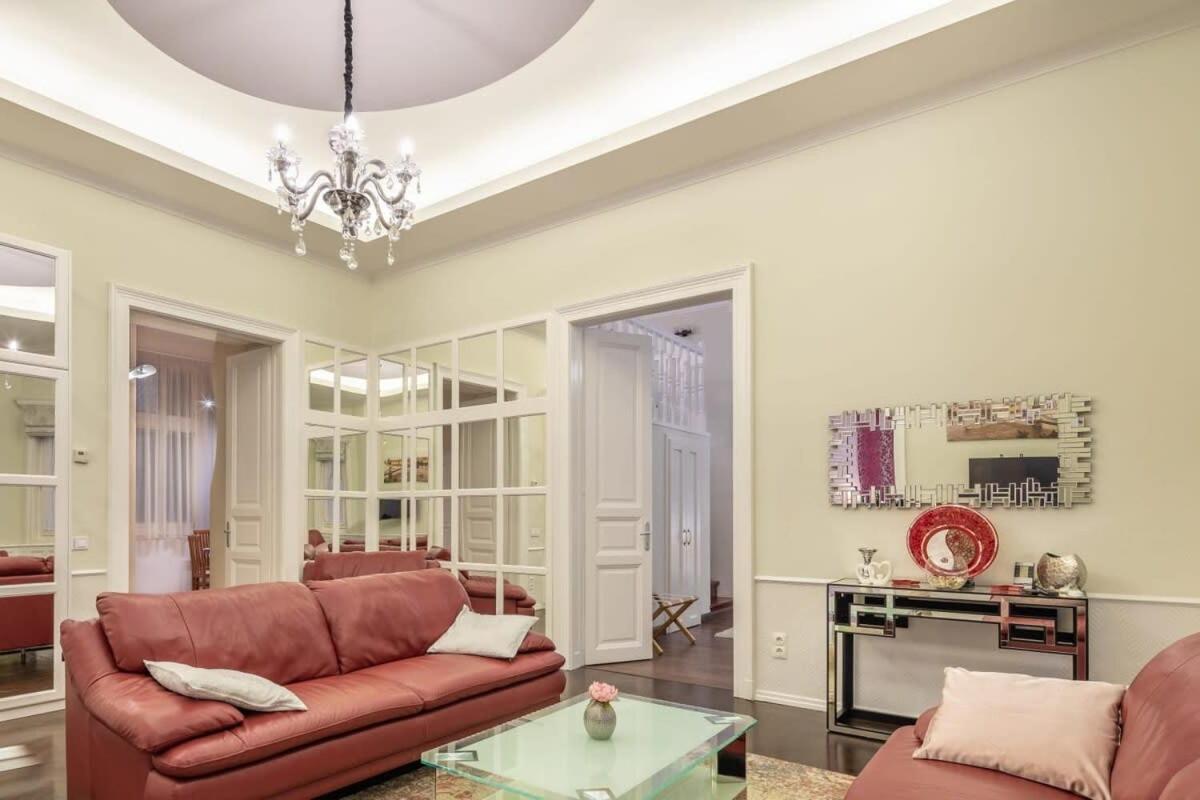 Spacious Elegant At The River Apartment Budapest