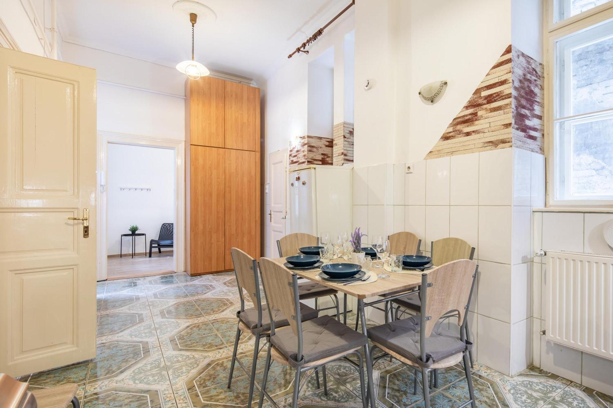 Metropolitan Retreat Blaha Square Apartment