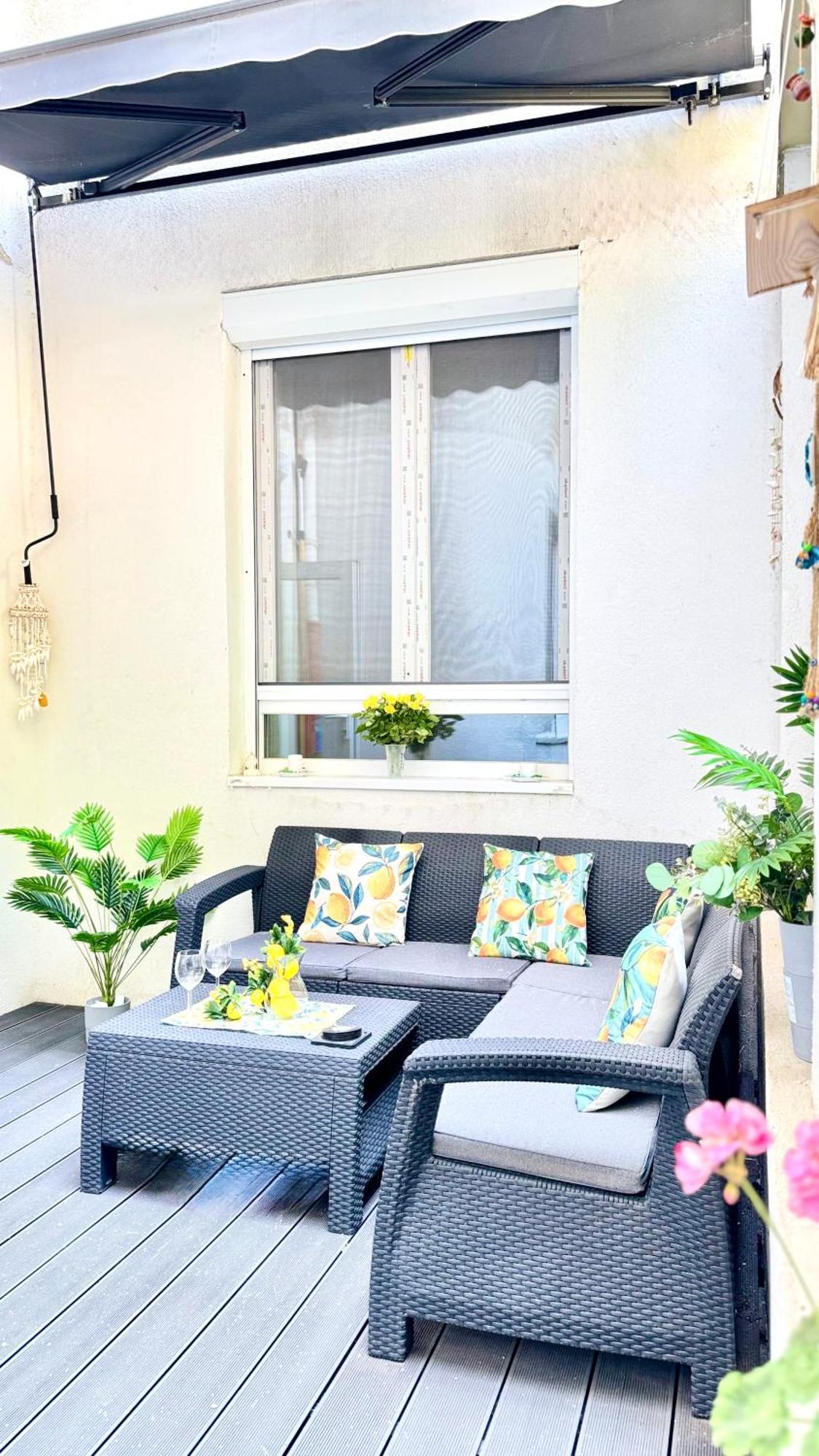 Urban Oasis With Private Terrace Apartman