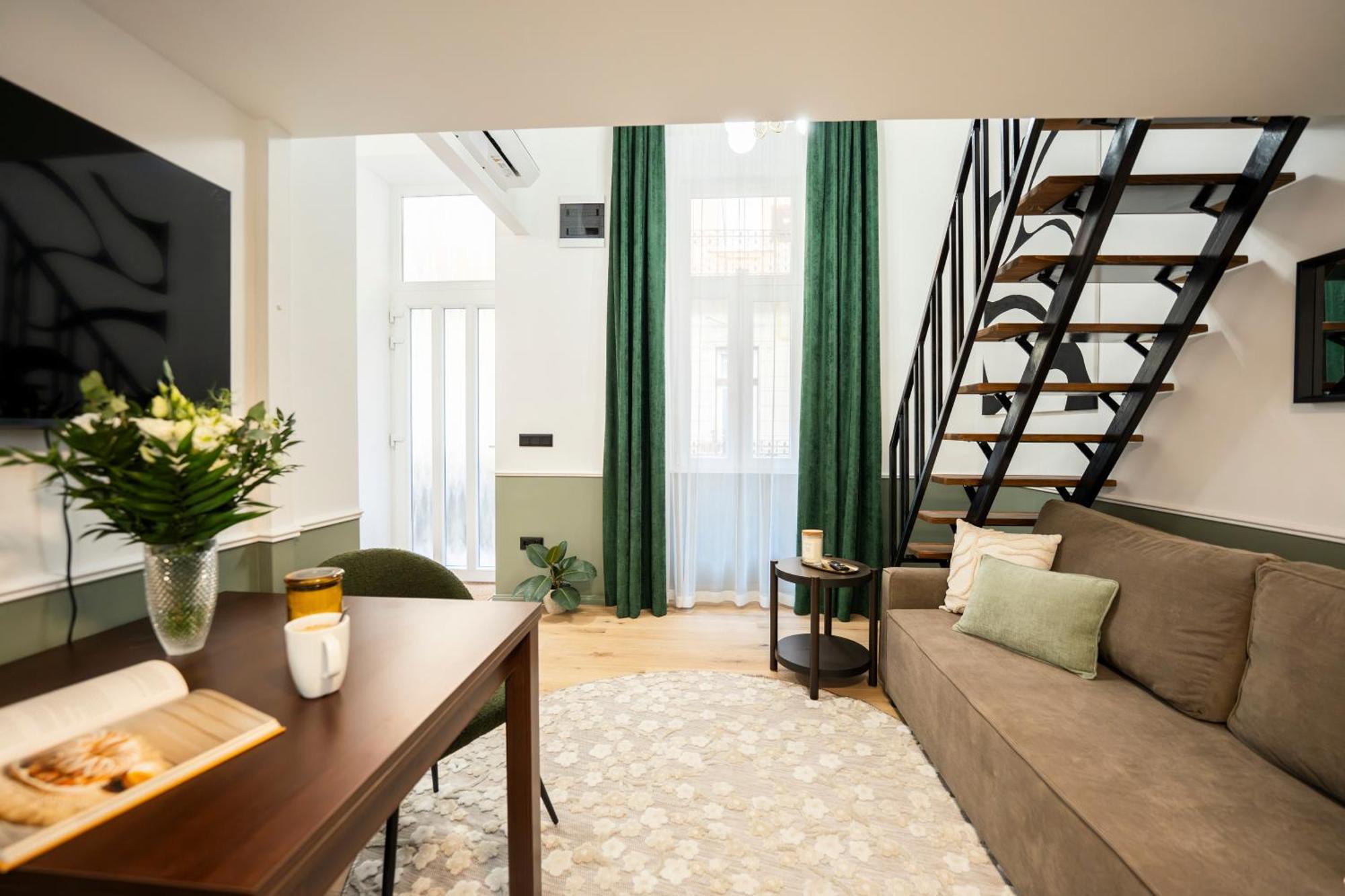 Garden Retreat For Two! Brand New I