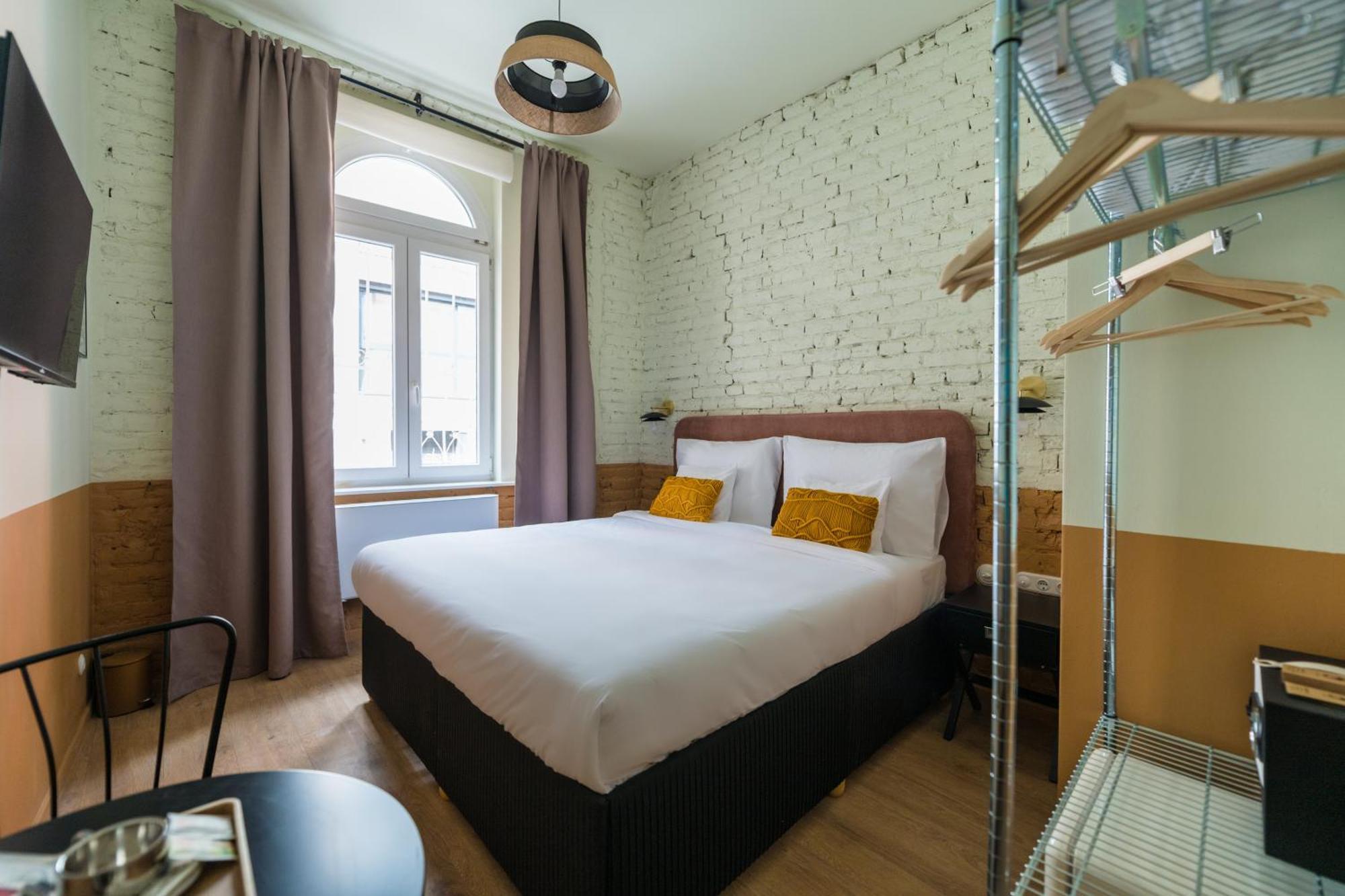 East-west Boutique 3*