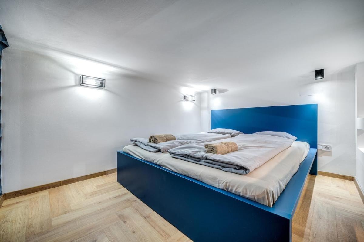 Nightlife Nest *