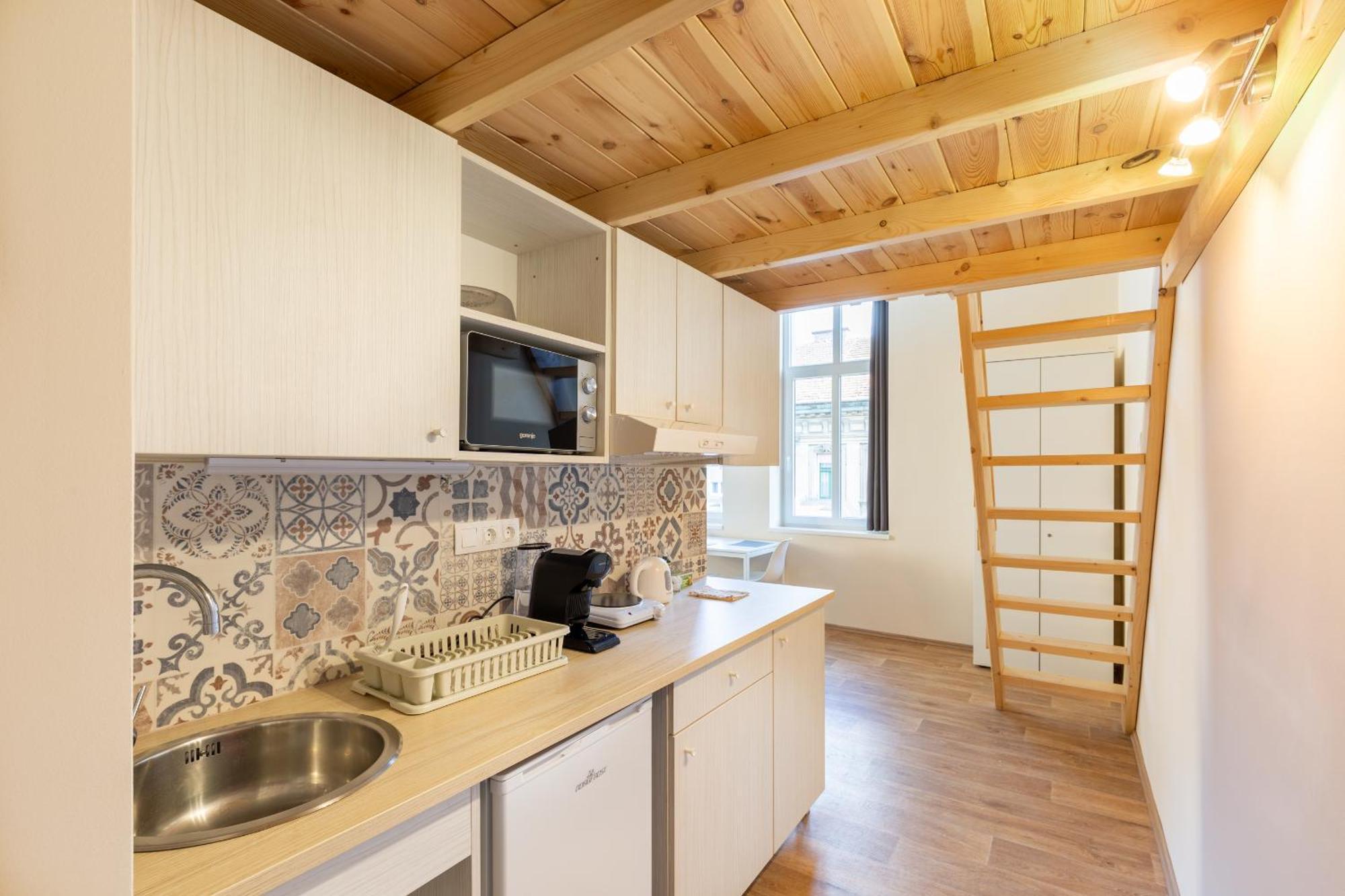 Central Mezzanine Apartments With Ac At Keleti Railways Long-Term Apartment Budapest