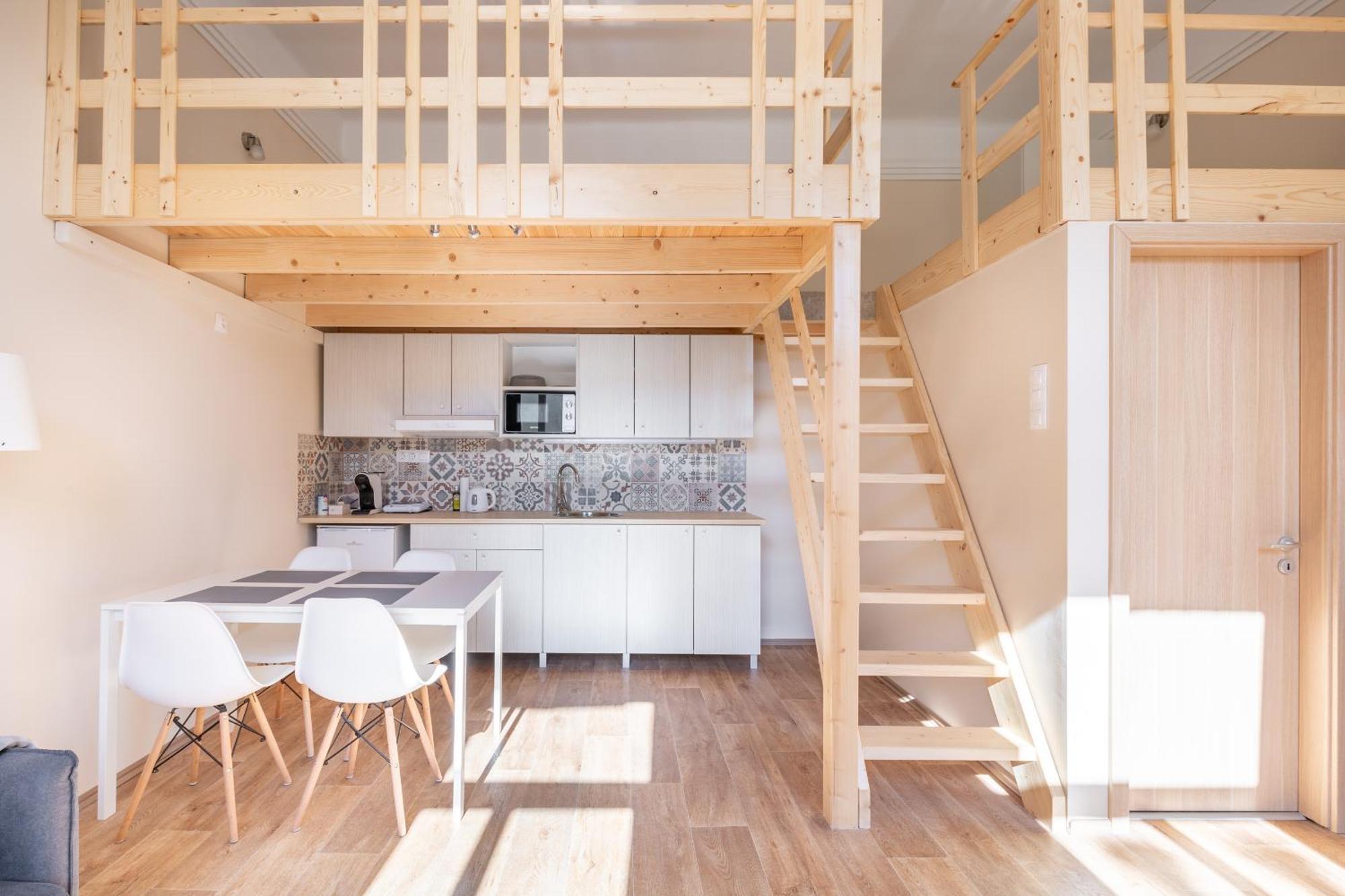Central Mezzanine Apartments With Ac At Keleti Railways Long-Term Budapest