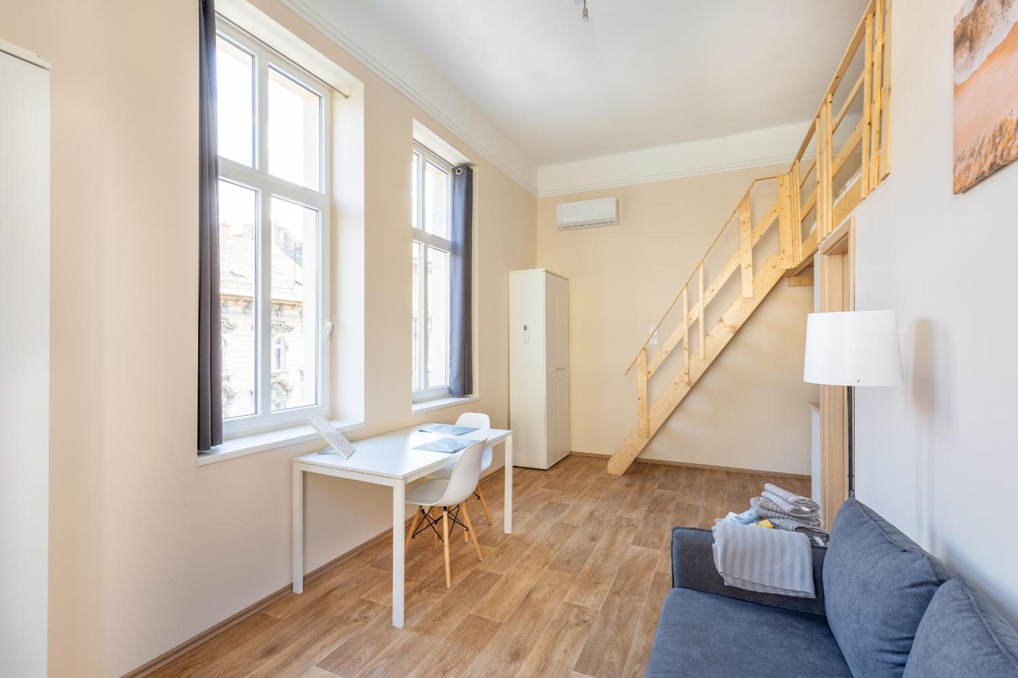 Central Mezzanine Apartments With Ac At Keleti Railways Long-Term Budapest