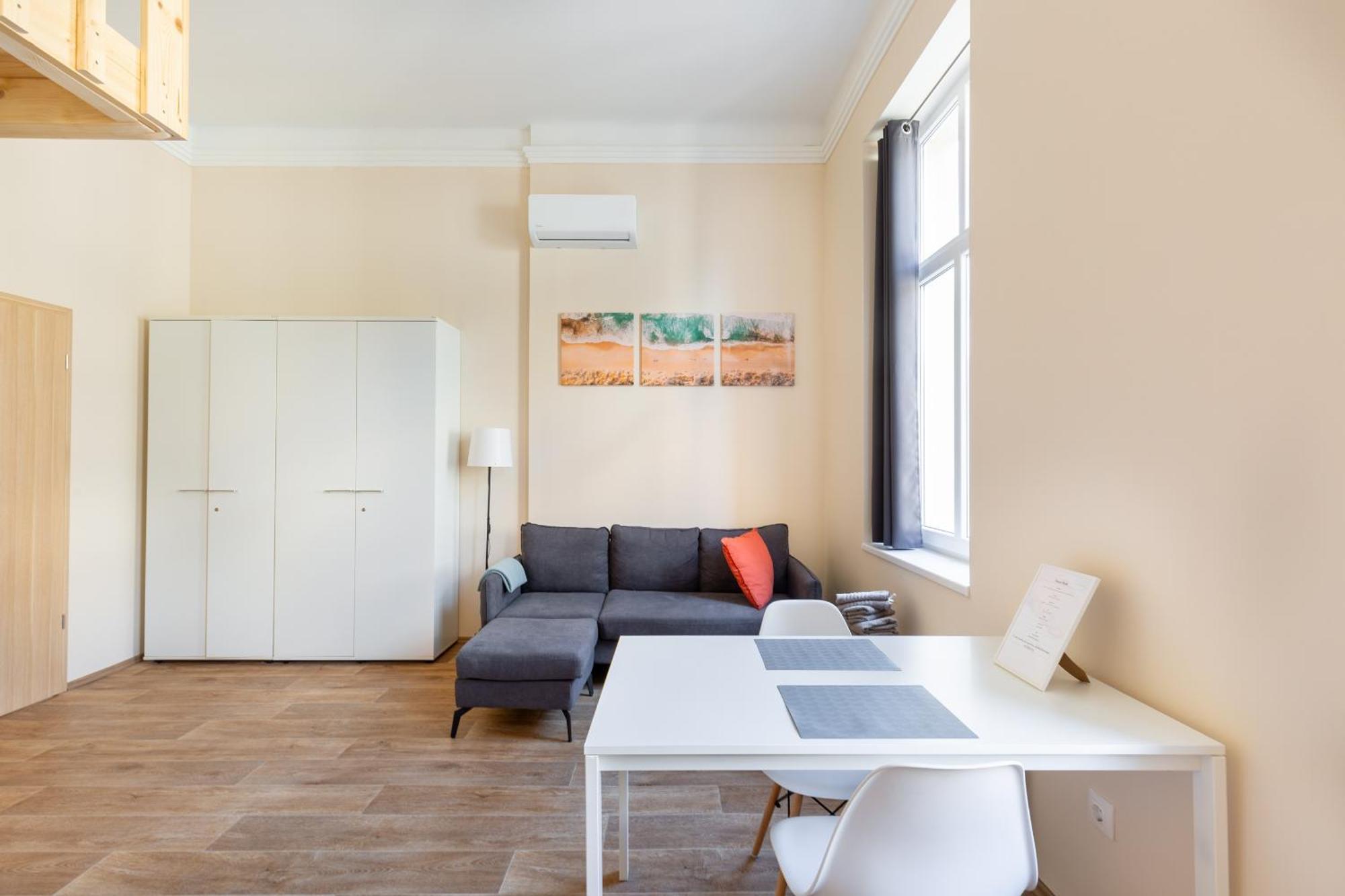 Apartment Central Mezzanine Apartments With Ac At Keleti Railways Long-Term