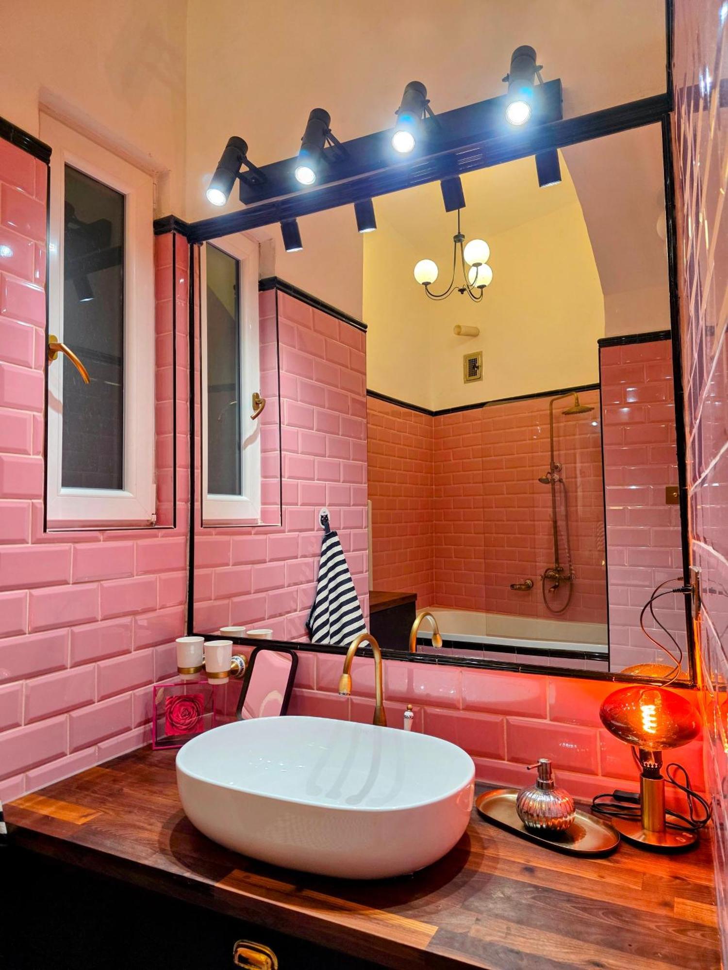 Rb64 - Classy & Spacious Near District Apartamento